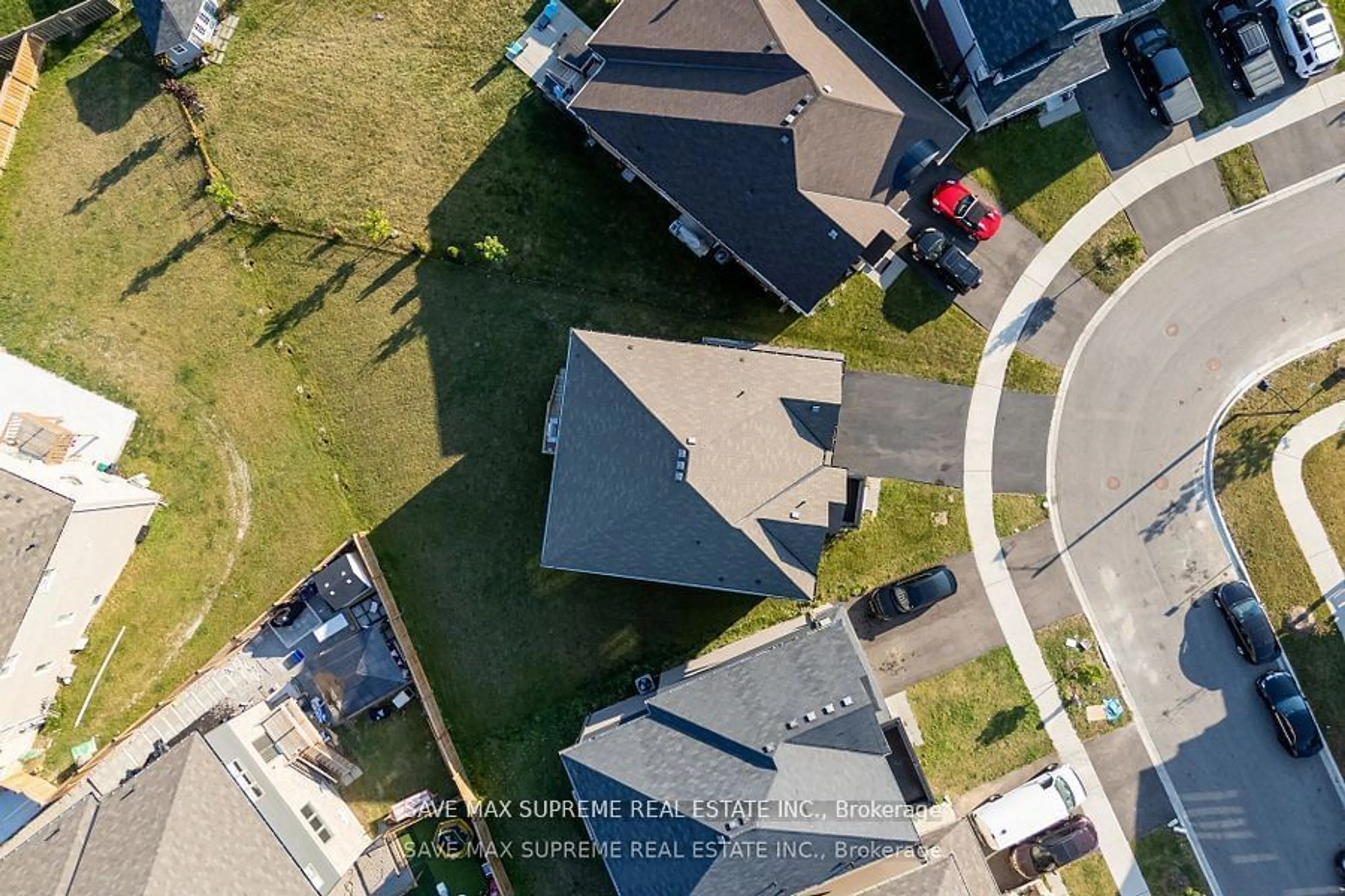 A pic from outside/outdoor area/front of a property/back of a property/a pic from drone, street for 32 Sleeth St, Brantford Ontario N3S 0J7