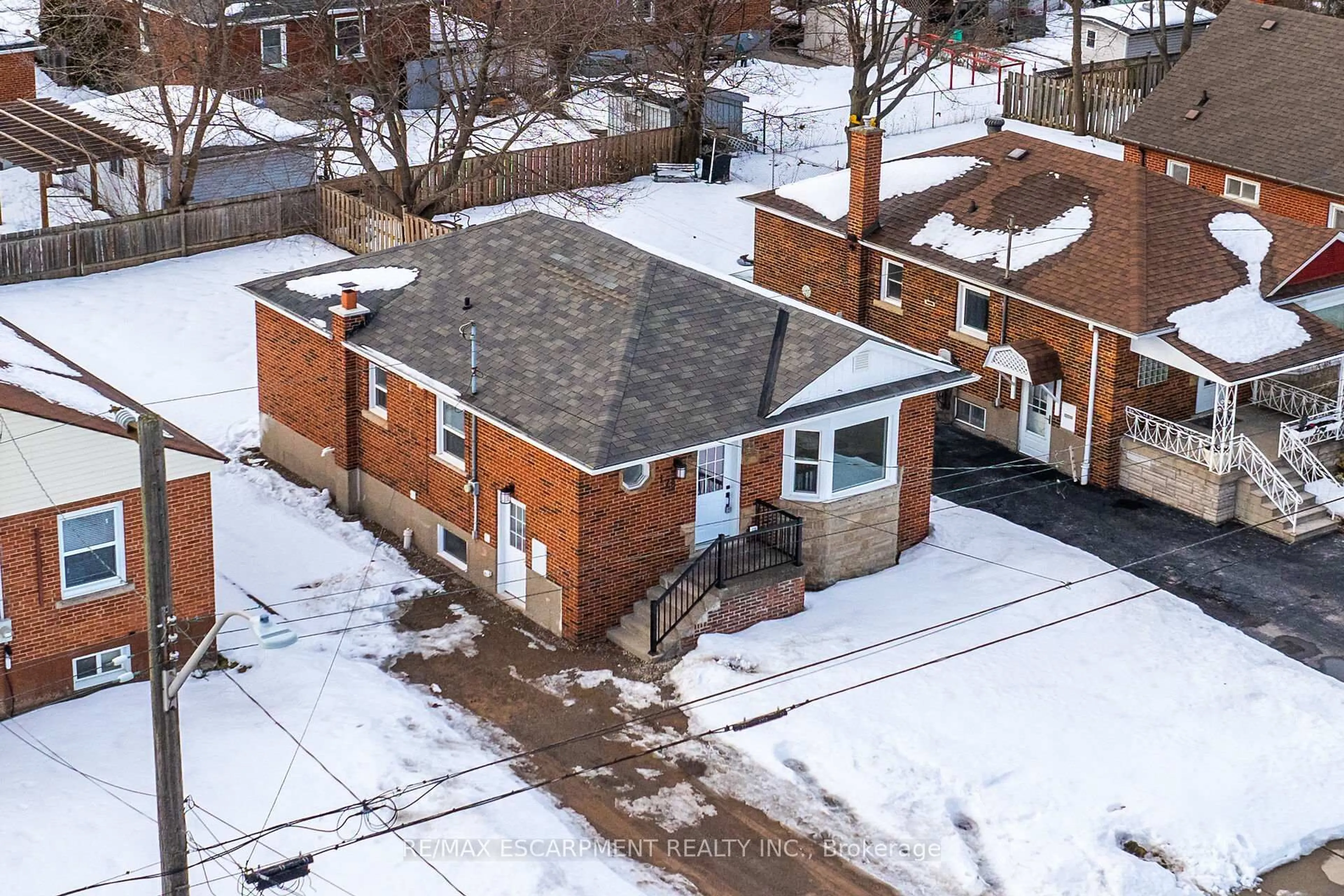 A pic from outside/outdoor area/front of a property/back of a property/a pic from drone, street for 178 East 34th St, Hamilton Ontario L8V 3W6