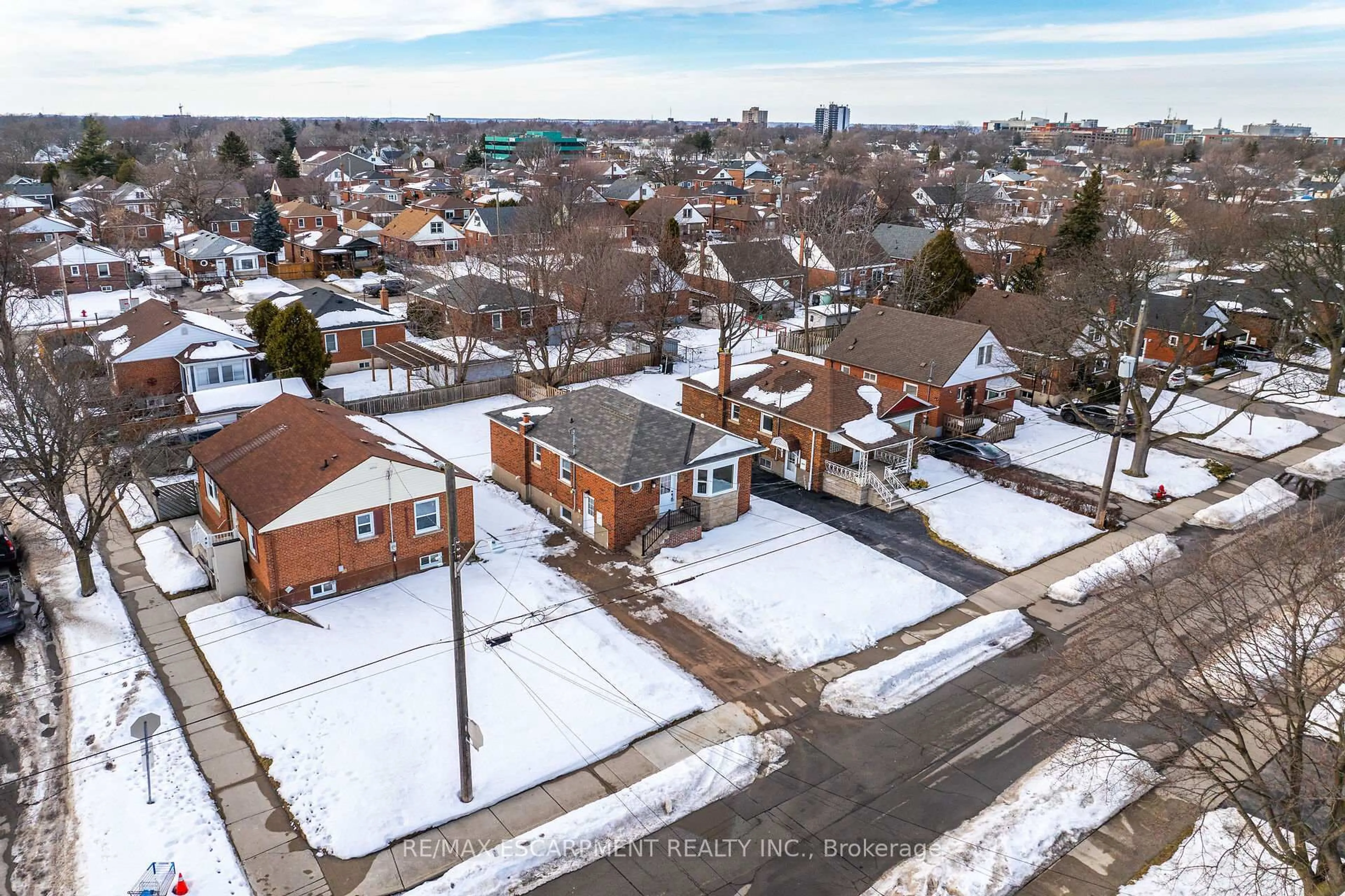 A pic from outside/outdoor area/front of a property/back of a property/a pic from drone, street for 178 East 34th St, Hamilton Ontario L8V 3W6