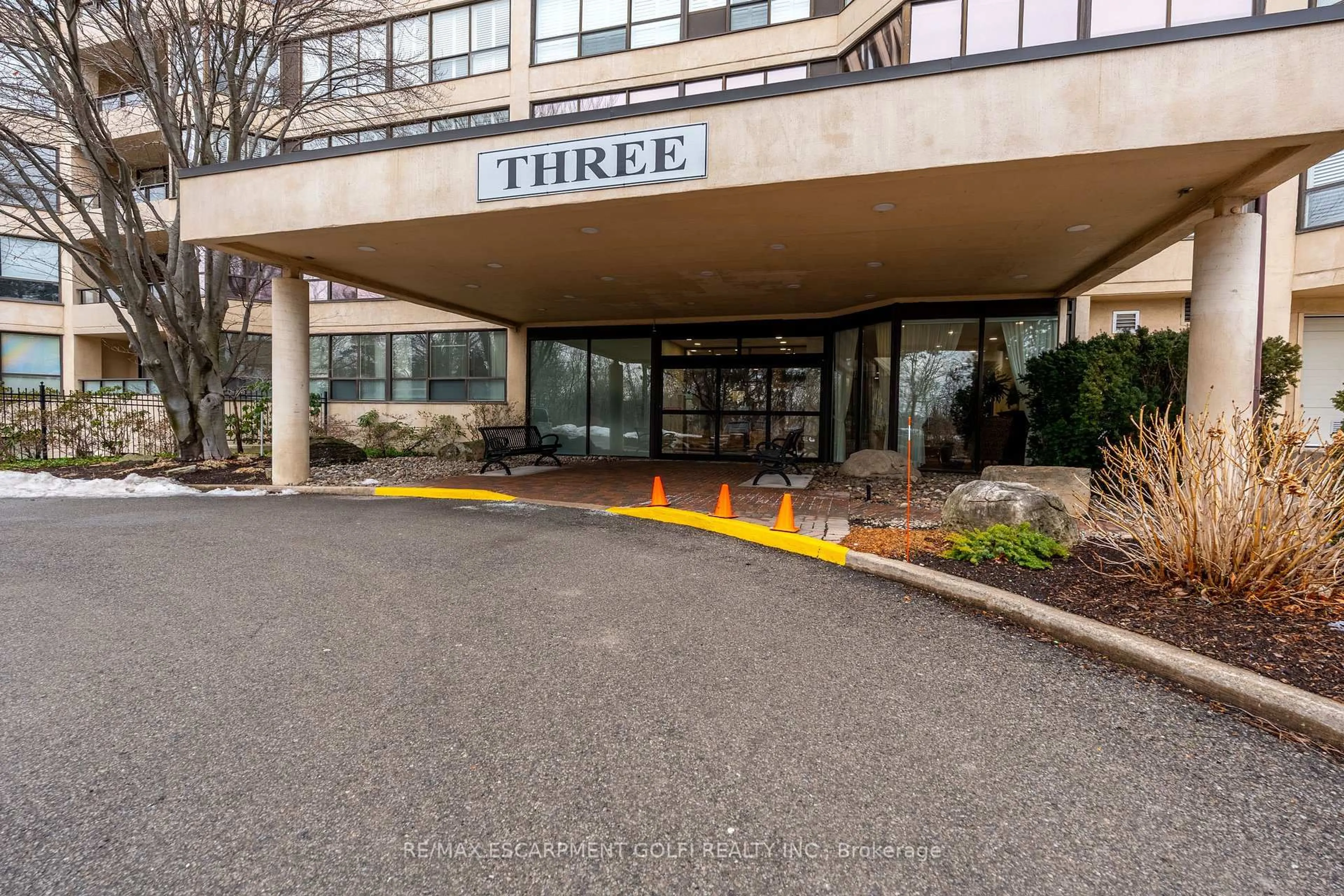 Lobby for 3 TOWERING HEIGHTS Blvd #605, St. Catharines Ontario L2T 4A4