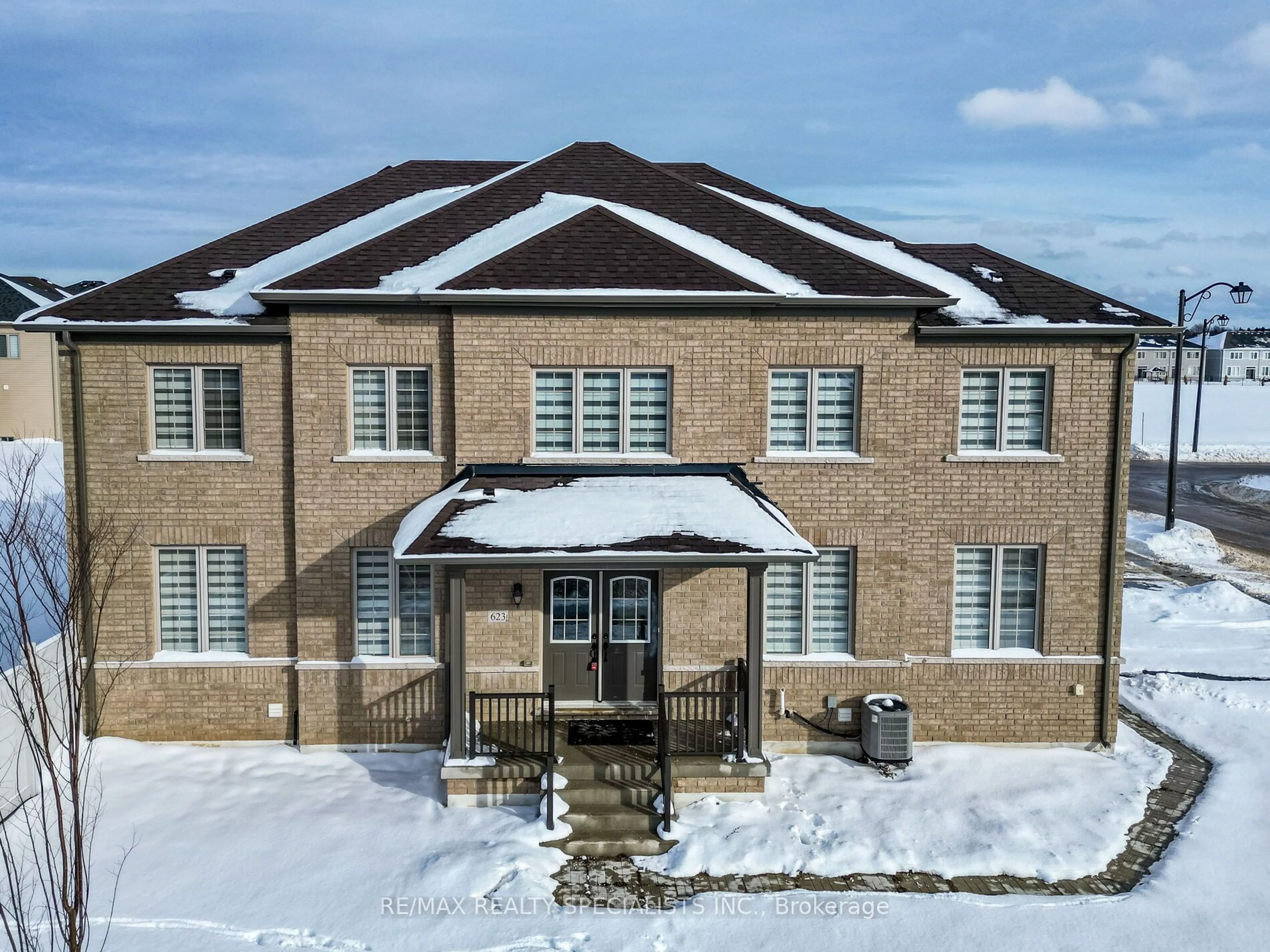 A pic from outside/outdoor area/front of a property/back of a property/a pic from drone, building for 623 Anishinaabe Dr, Shelburne Ontario L9V 3Y4