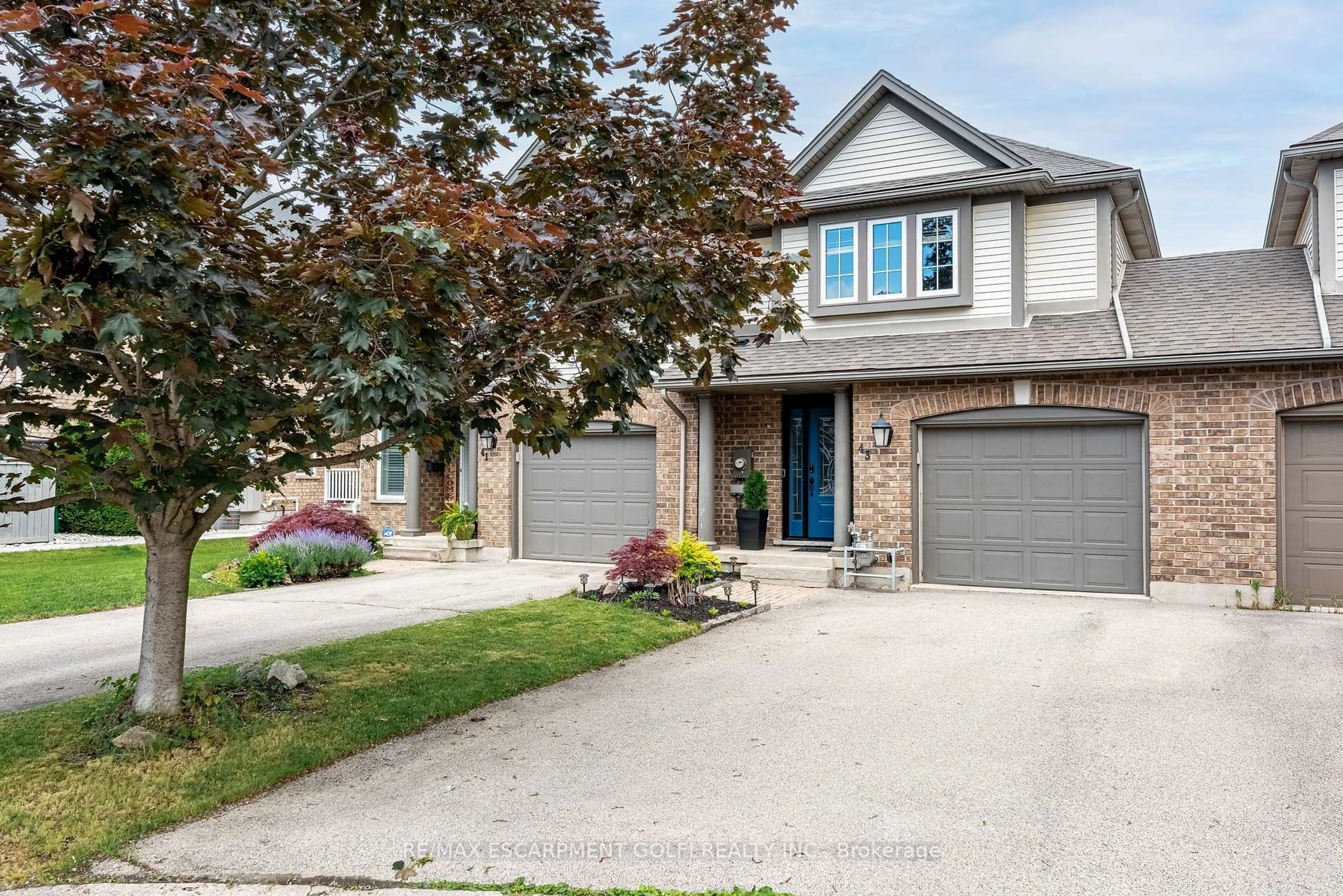 Home with brick exterior material, street for 43 FLYNN Crt, St. Catharines Ontario L2S 4E1