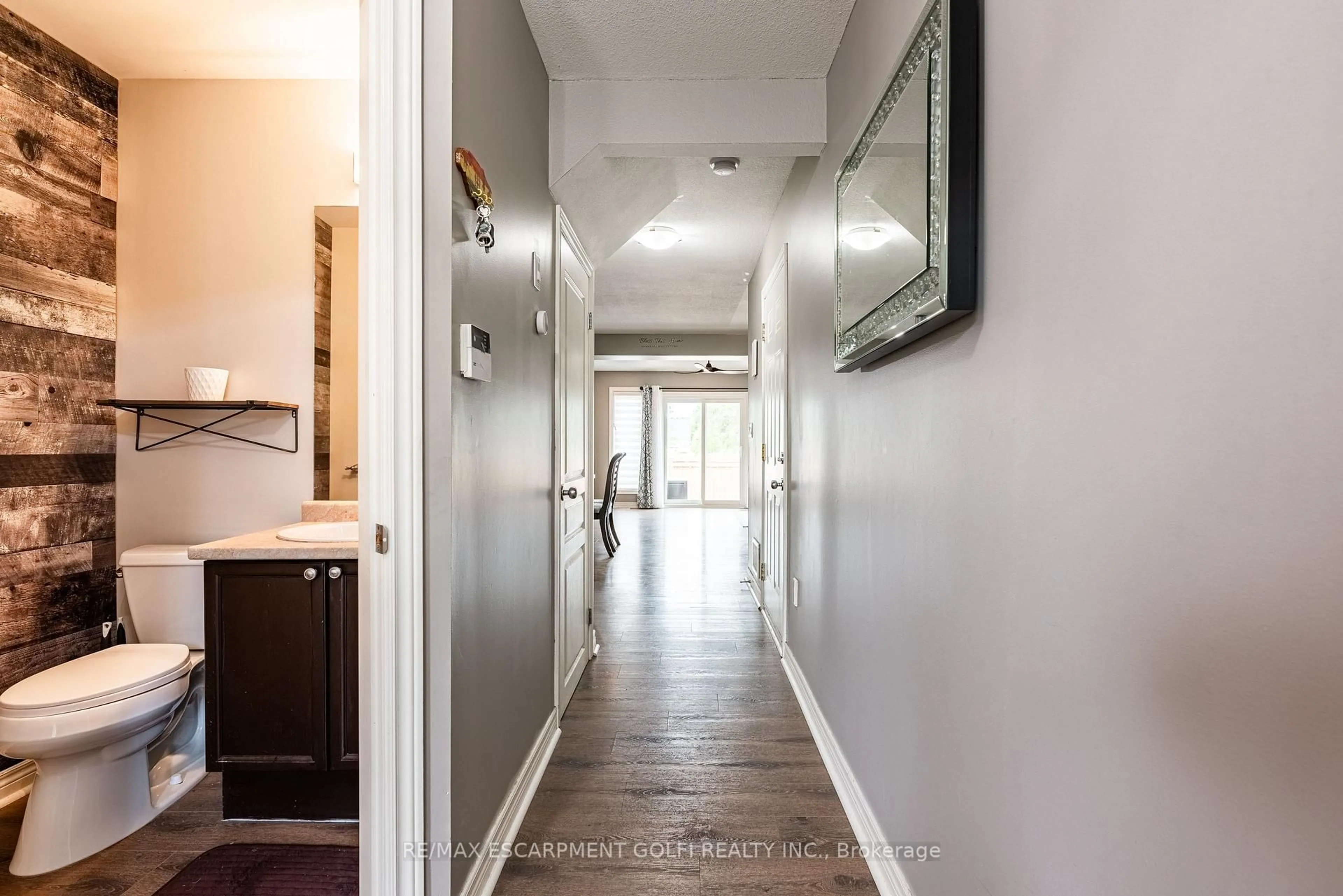 Indoor entryway for 43 FLYNN Crt, St. Catharines Ontario L2S 4E1