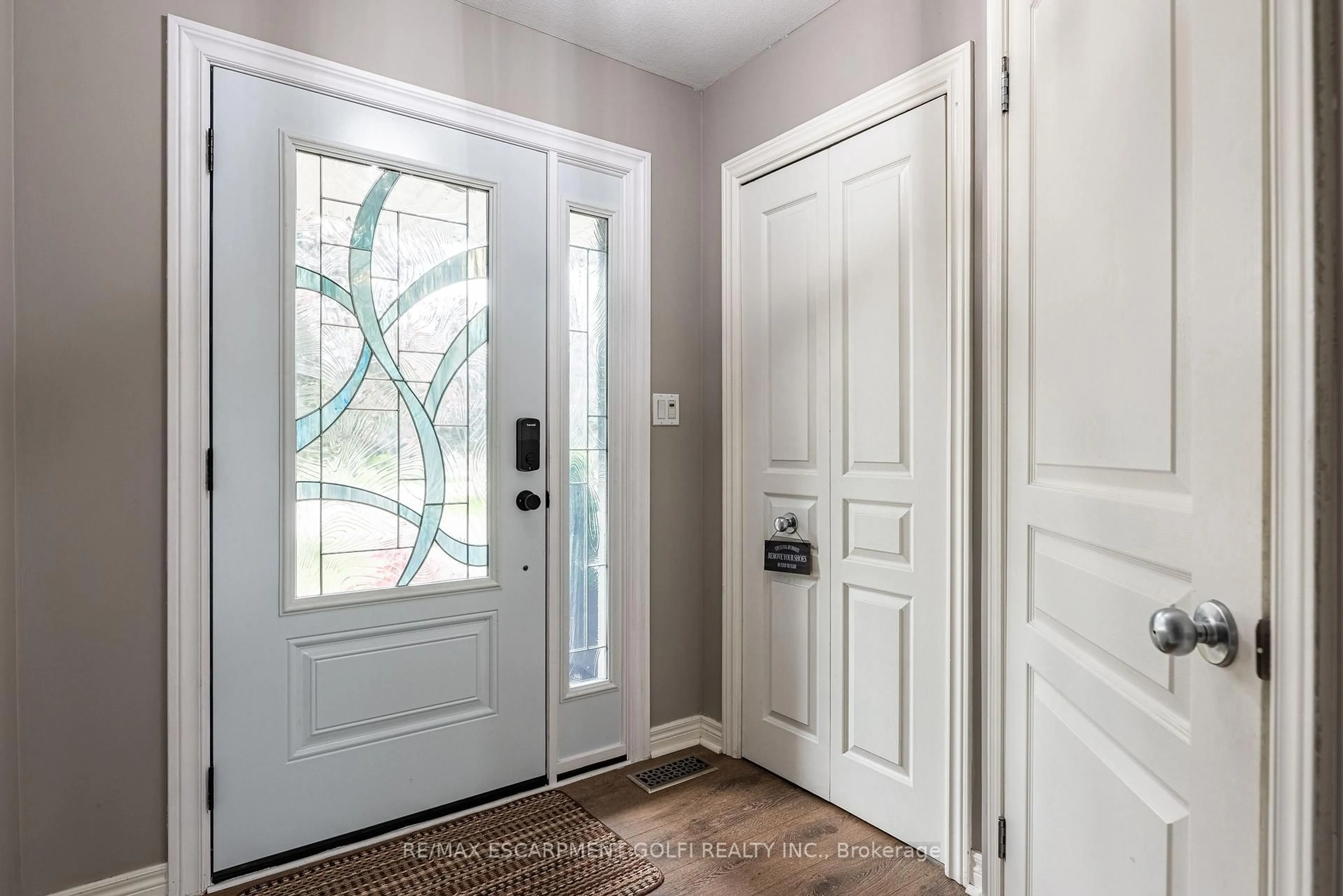 Indoor entryway for 43 FLYNN Crt, St. Catharines Ontario L2S 4E1