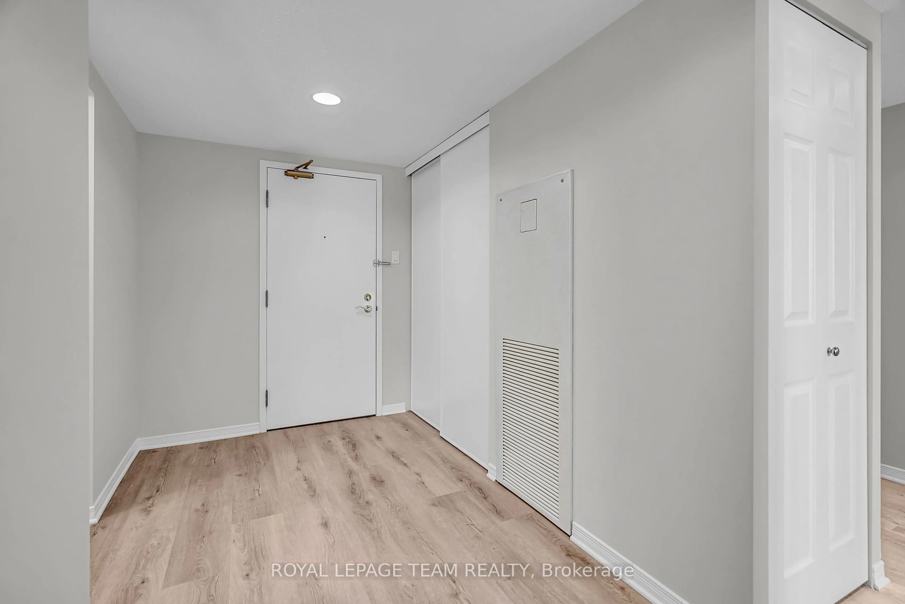 Indoor entryway for 215 PARKDALE Ave #602, West Centre Town Ontario K1Y 4T8