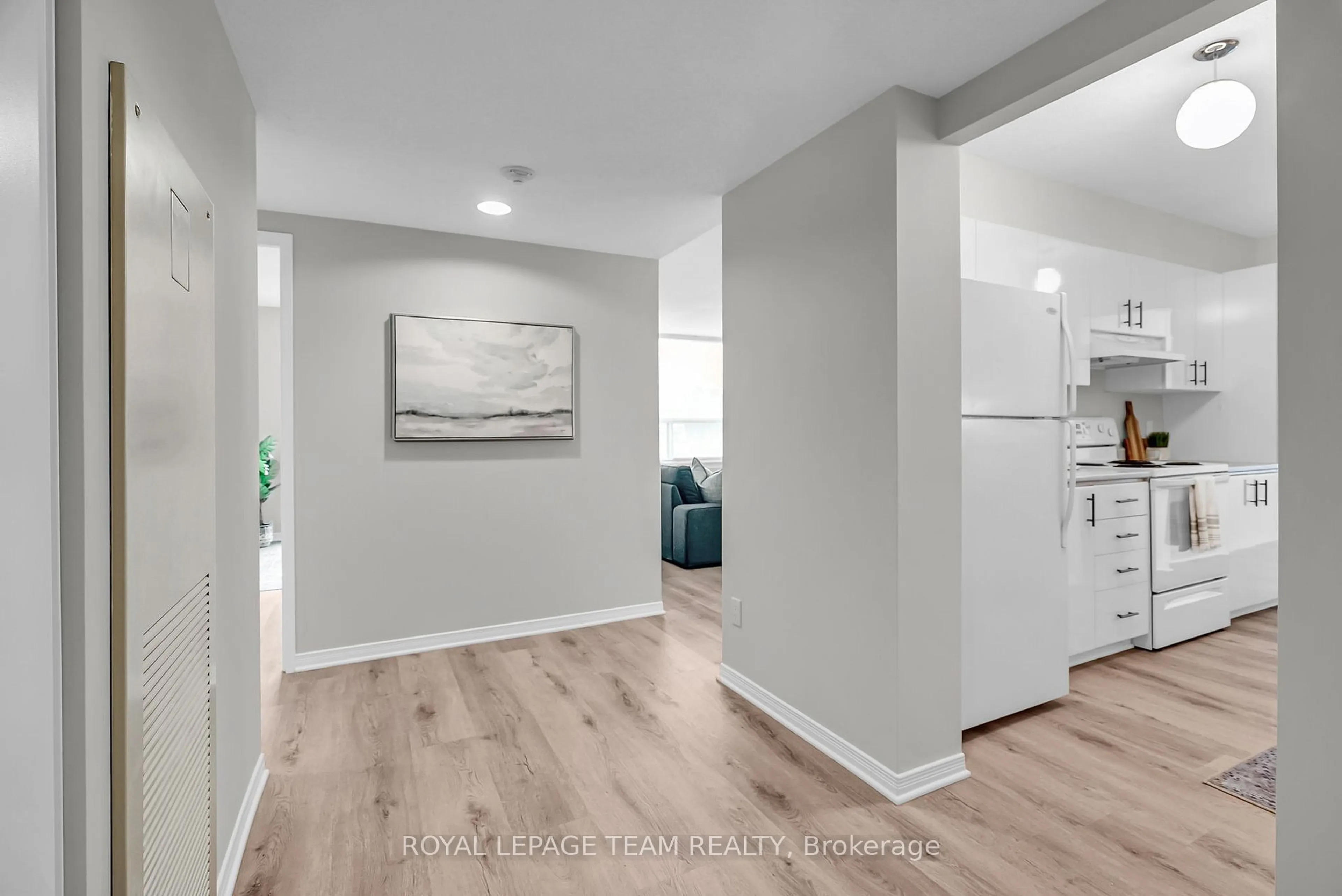 Indoor entryway for 215 PARKDALE Ave #602, West Centre Town Ontario K1Y 4T8