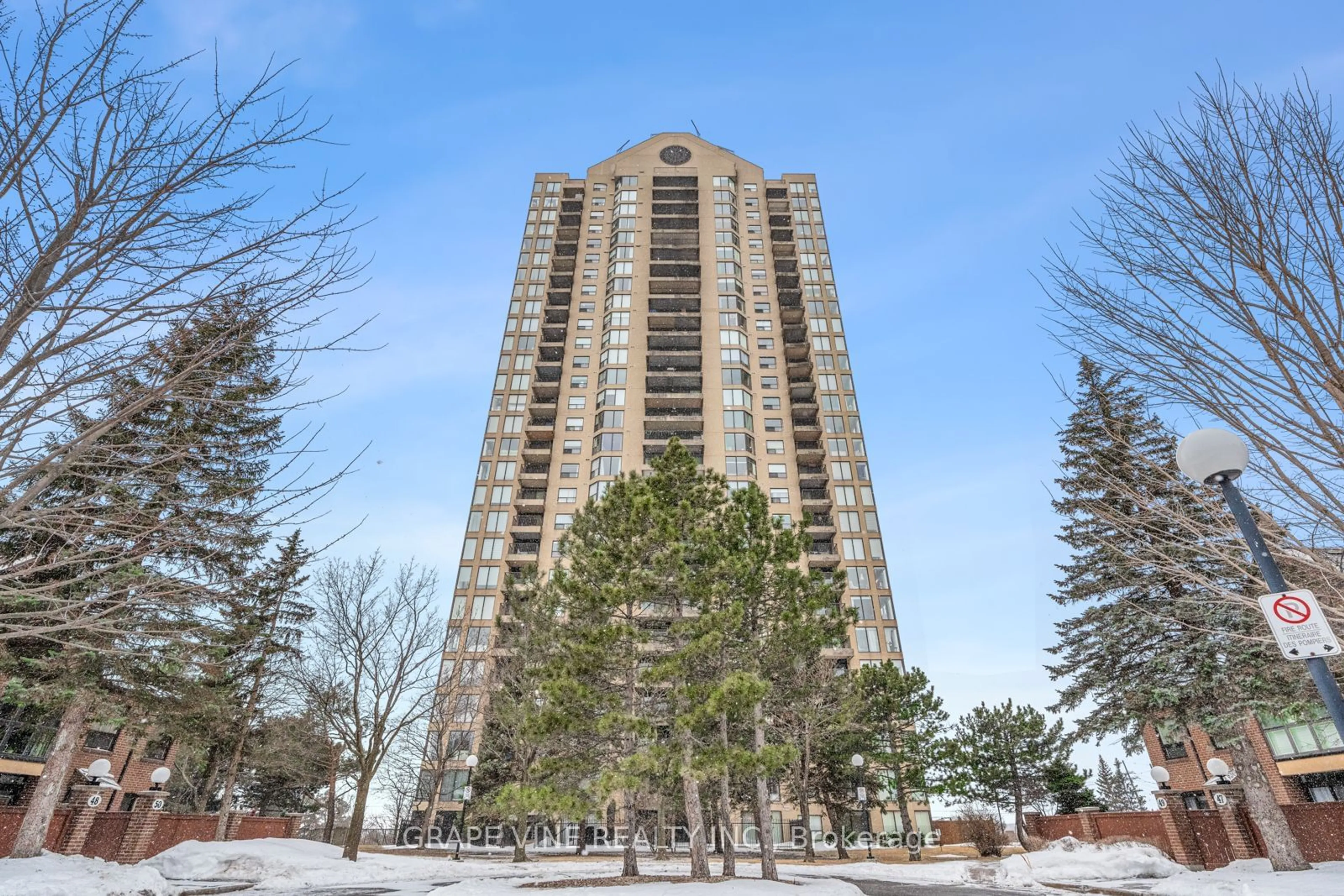 Indoor foyer for 545 St Laurent Blvd #206, Ottawa Ontario K1K 4H9