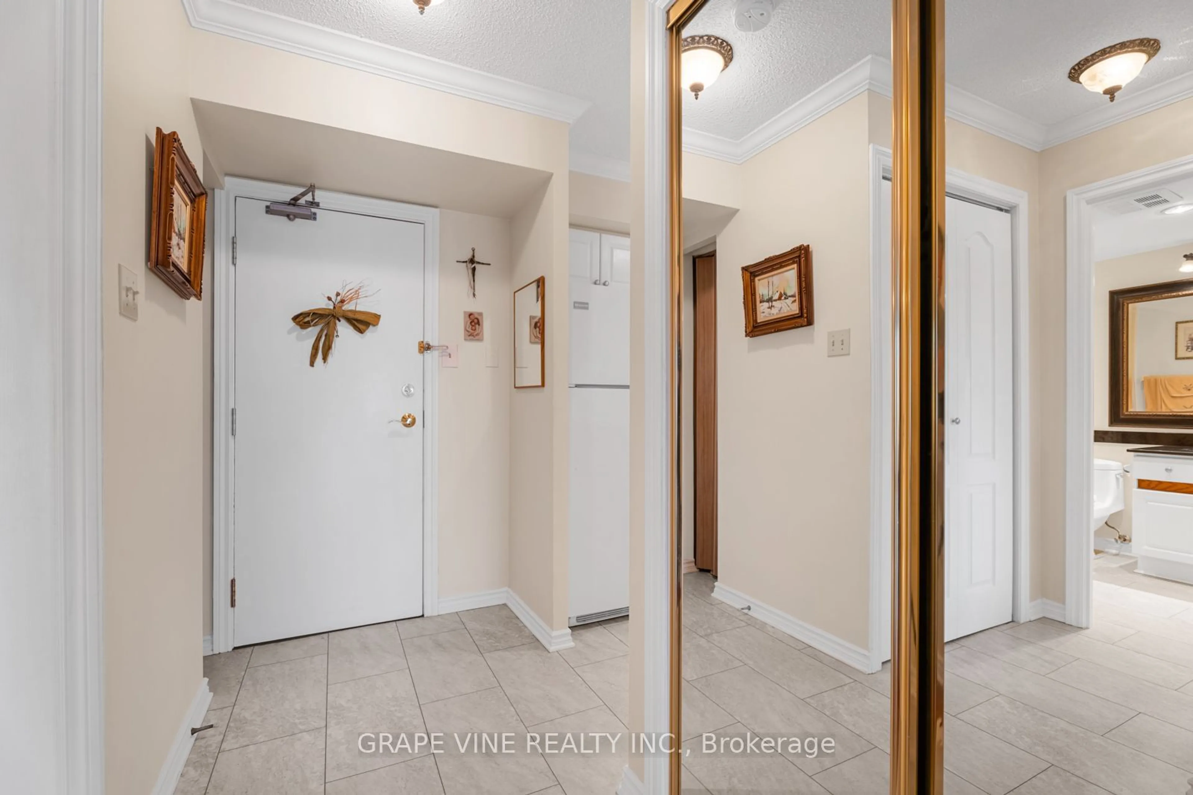 Indoor entryway for 545 St Laurent Blvd #206, Manor Park - Cardinal Glen and Area Ontario K1K 4H9