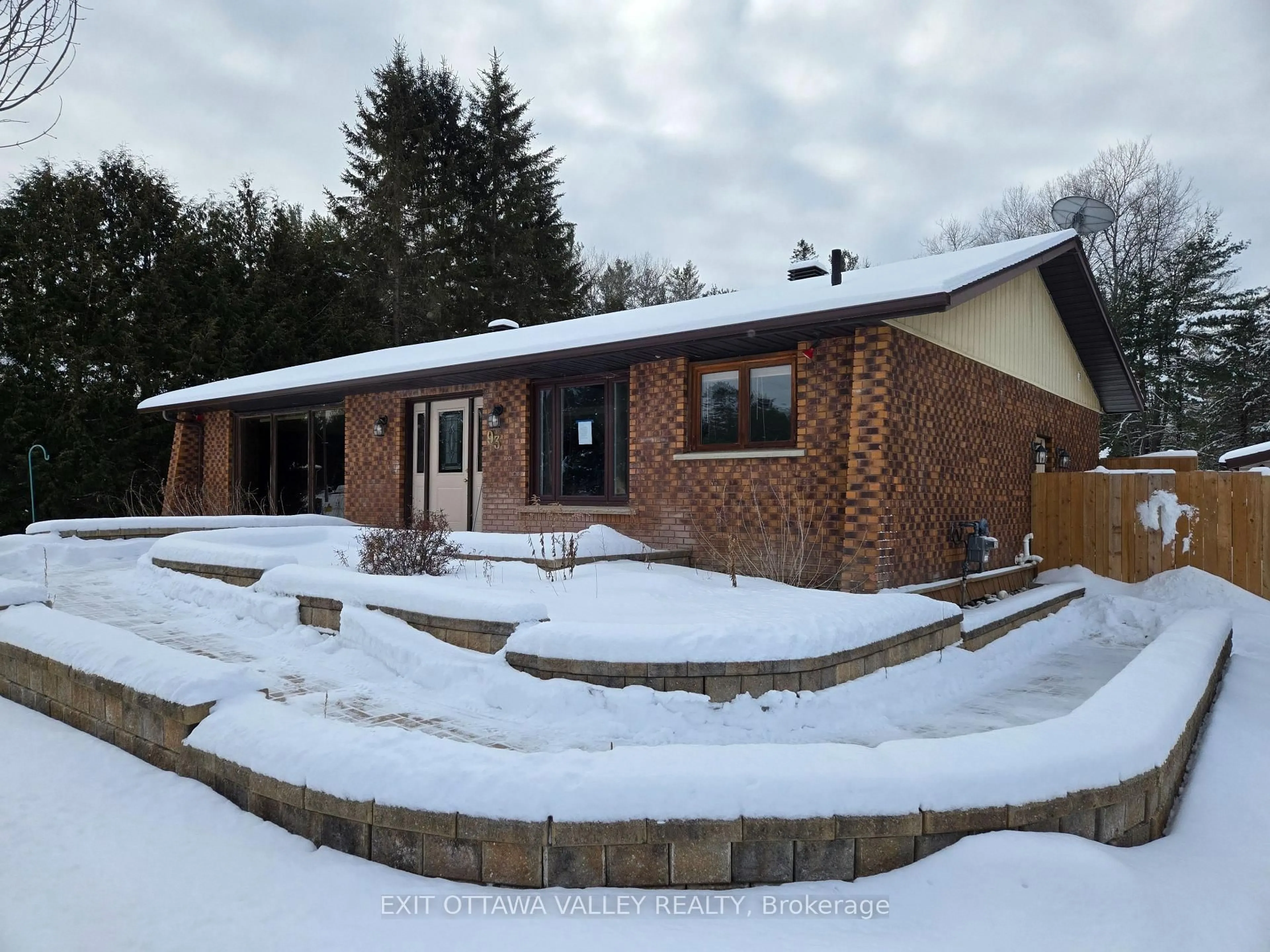 A pic from outside/outdoor area/front of a property/back of a property/a pic from drone, building for 93 Pinewood Pl, Deep River Ontario K0J 1P0