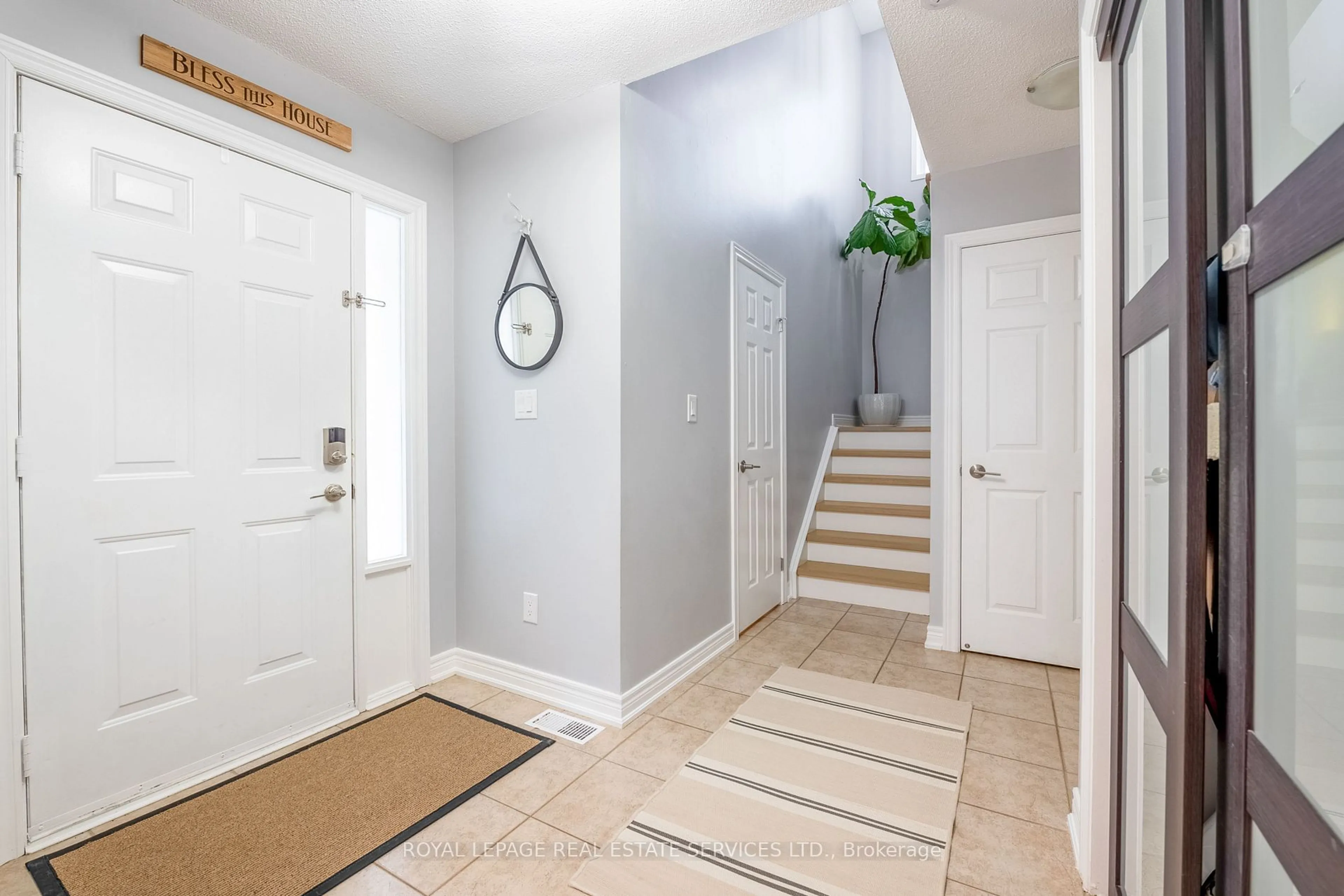 Indoor entryway for 800 Paramount Dr #86, Hamilton Ontario L8J 3V9