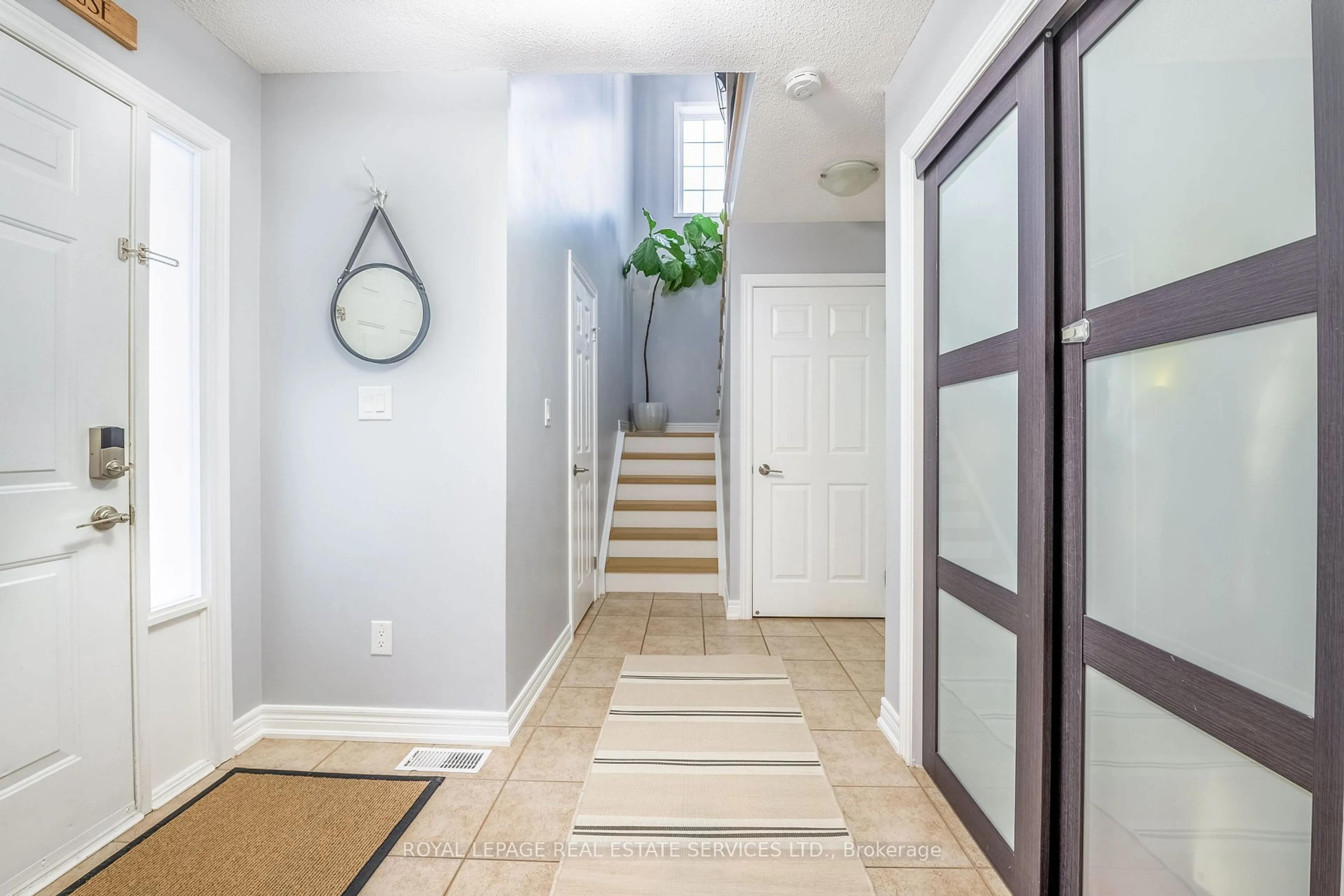 Indoor entryway for 800 Paramount Dr #86, Hamilton Ontario L8J 3V9