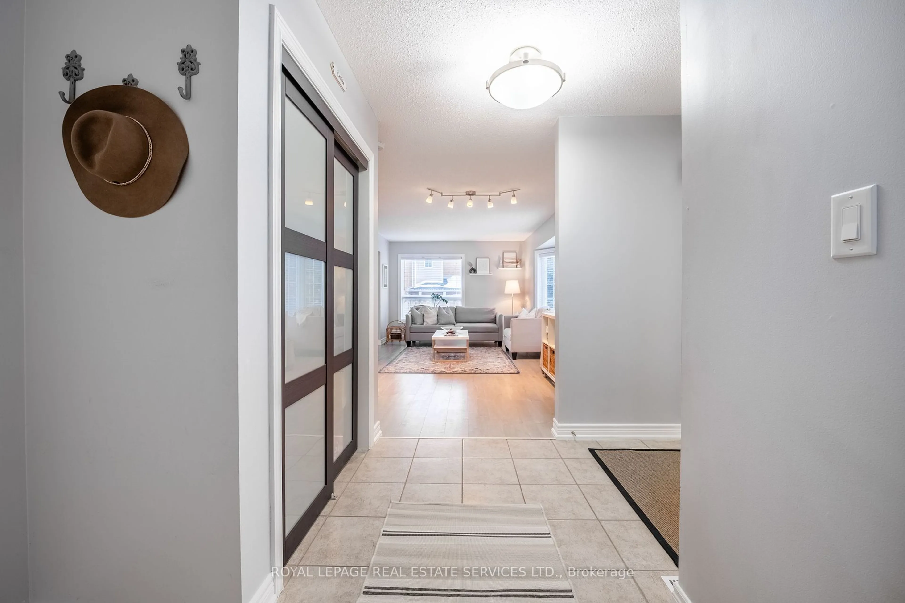 Indoor entryway for 800 Paramount Dr #86, Hamilton Ontario L8J 3V9