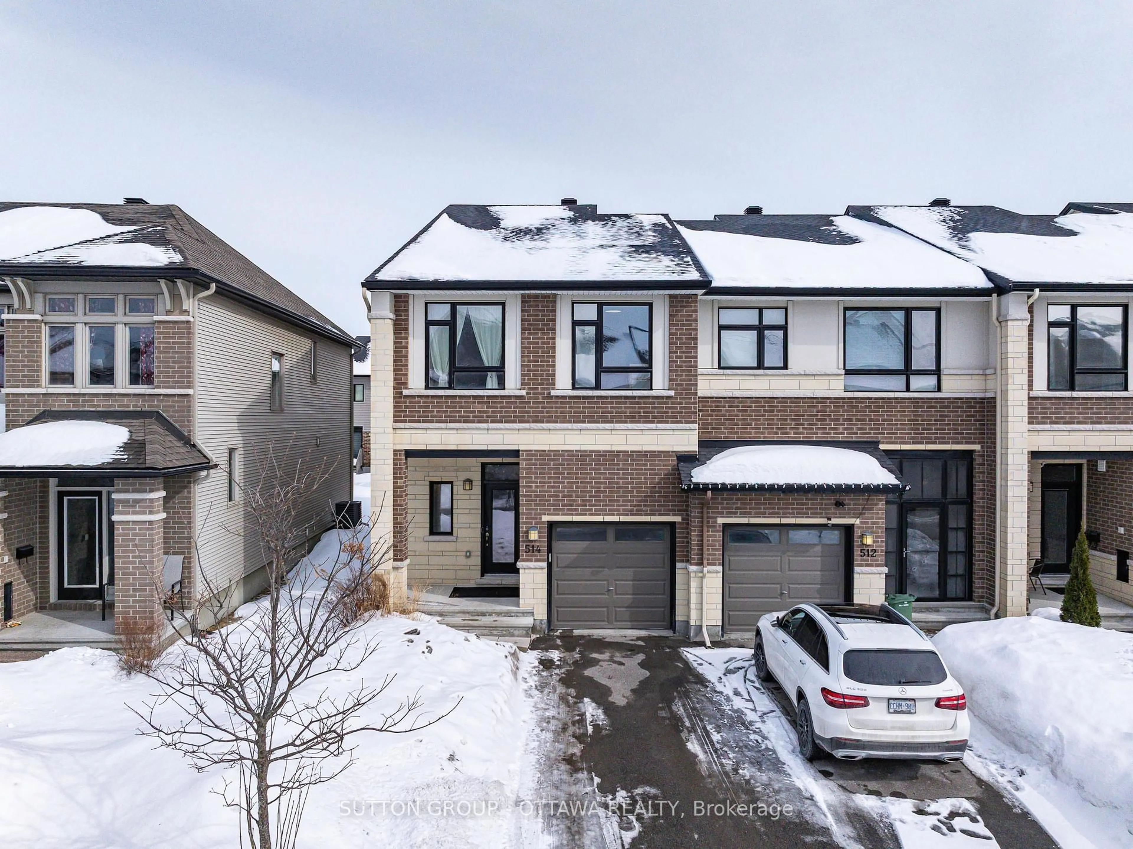 A pic from outside/outdoor area/front of a property/back of a property/a pic from drone, street for 514 Earnscliffe Grve, Blossom Park - Airport and Area Ontario K4M 0C9