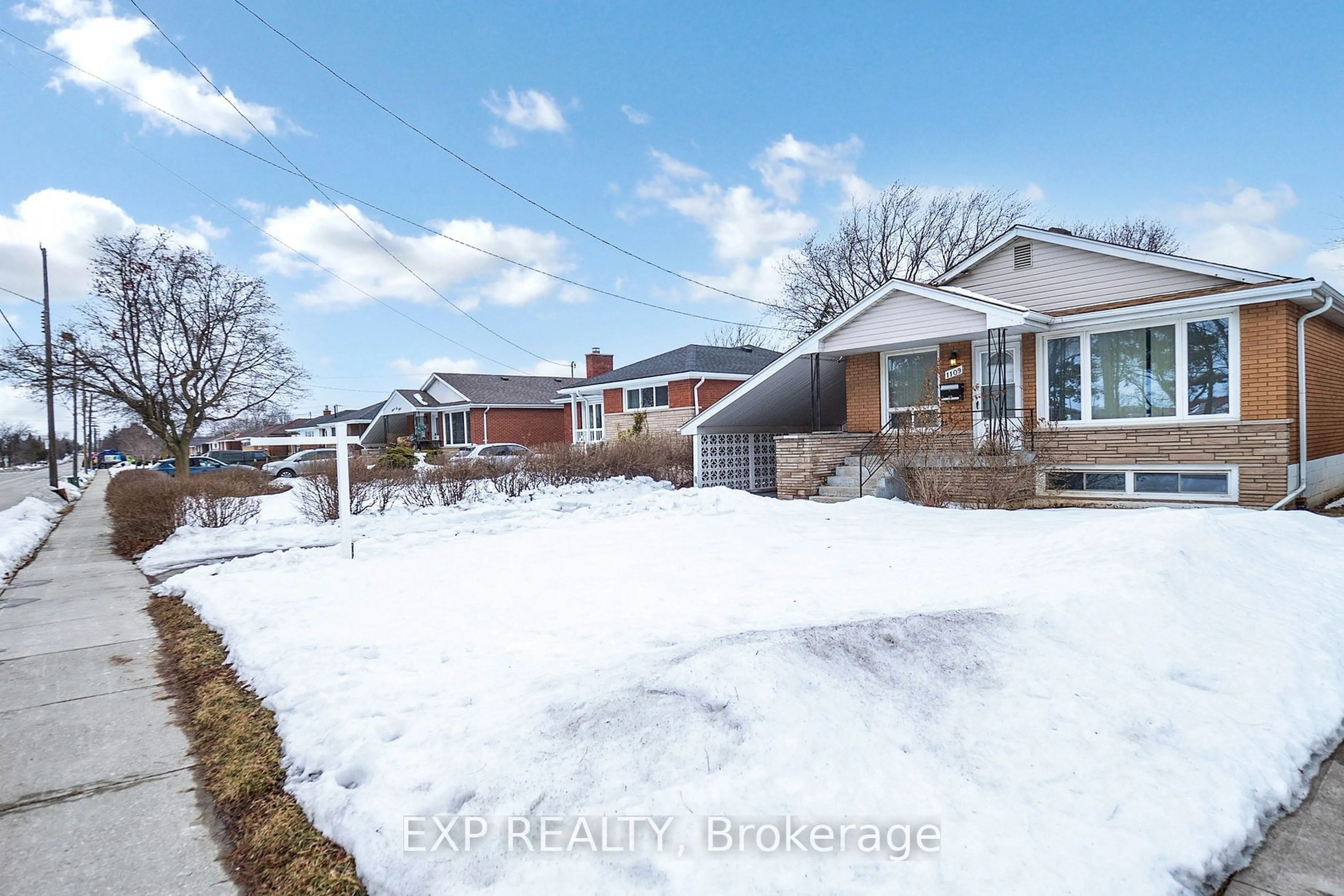 A pic from outside/outdoor area/front of a property/back of a property/a pic from drone, street for 1109 Mohawk Rd, Hamilton Ontario L8T 2S4