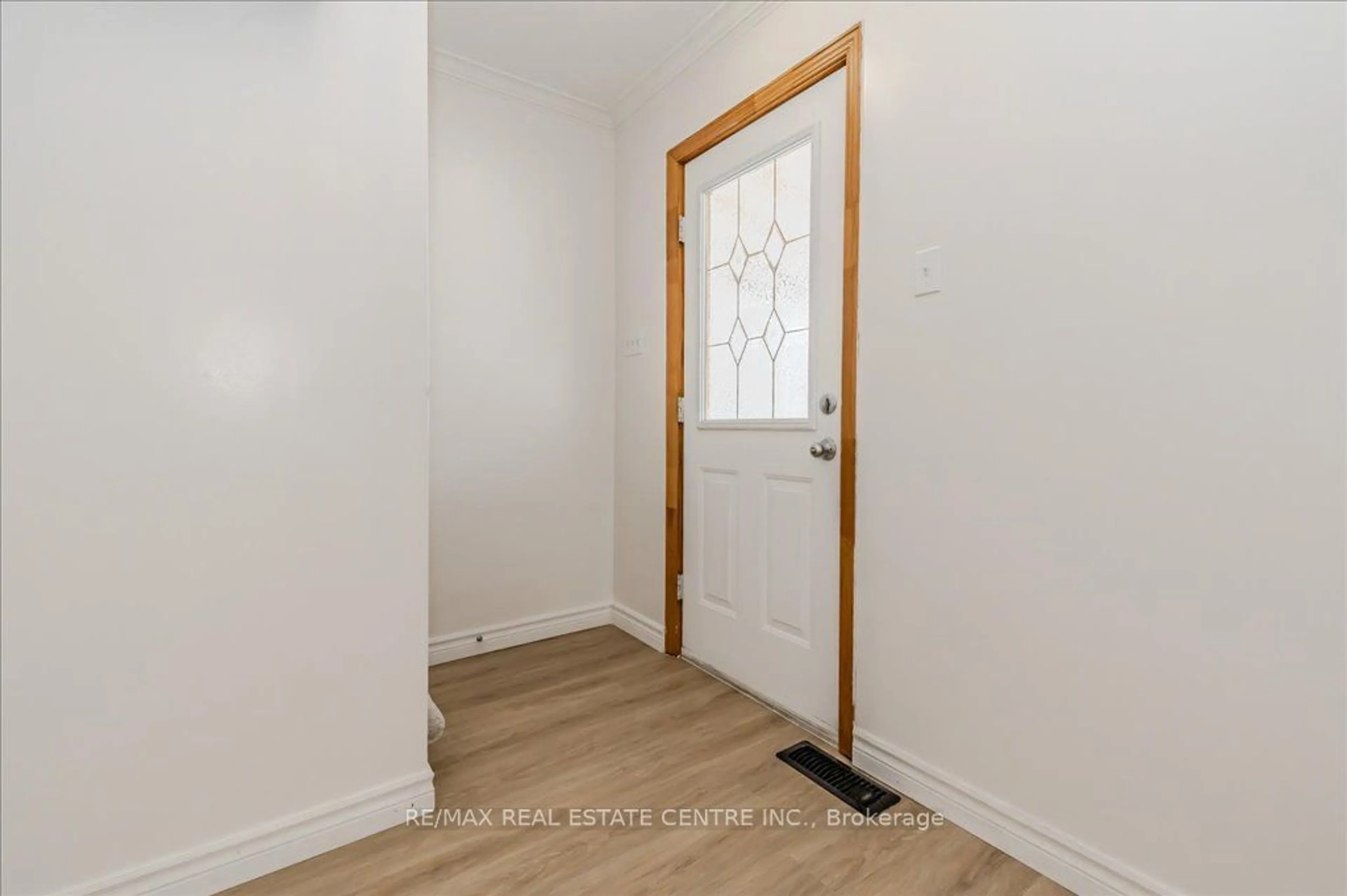 Indoor entryway for 113 Norfolk Ave, Cambridge Ontario N1R 3V1