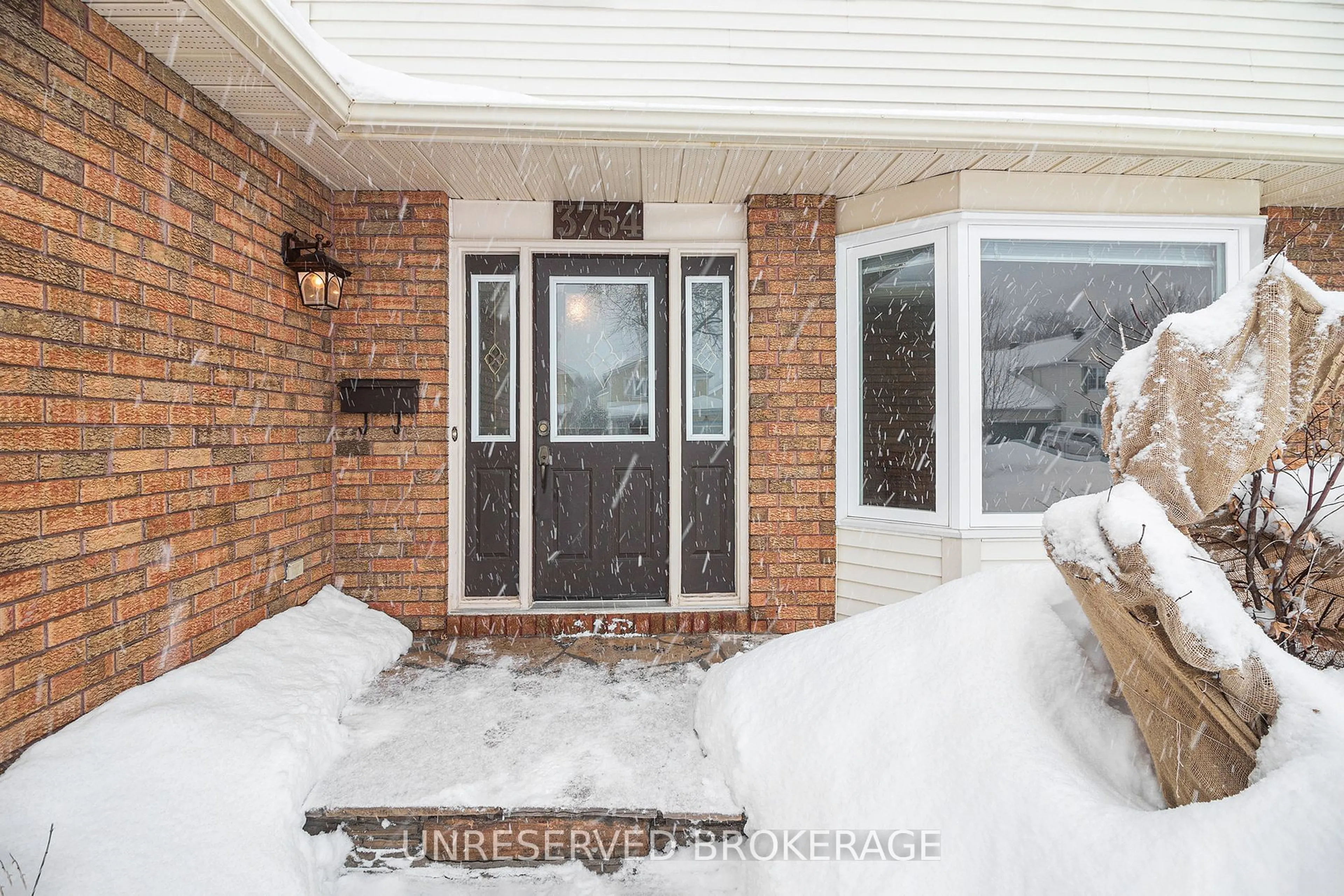 Indoor entryway for 3754 Autumnwood St, Blossom Park - Airport and Area Ontario K1T 2K8