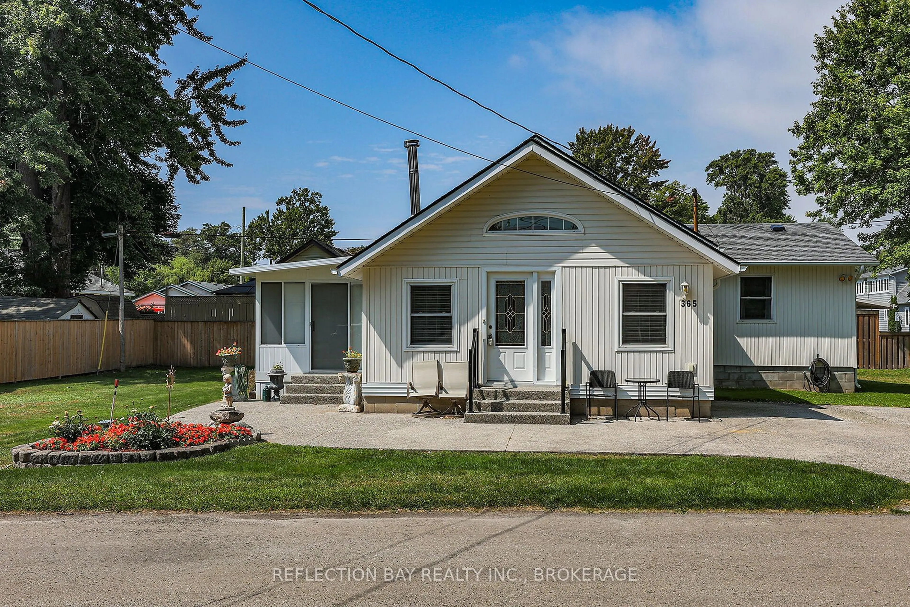 Home with vinyl exterior material, street for 365 Ashwood Ave, Fort Erie Ontario L6S 1B0