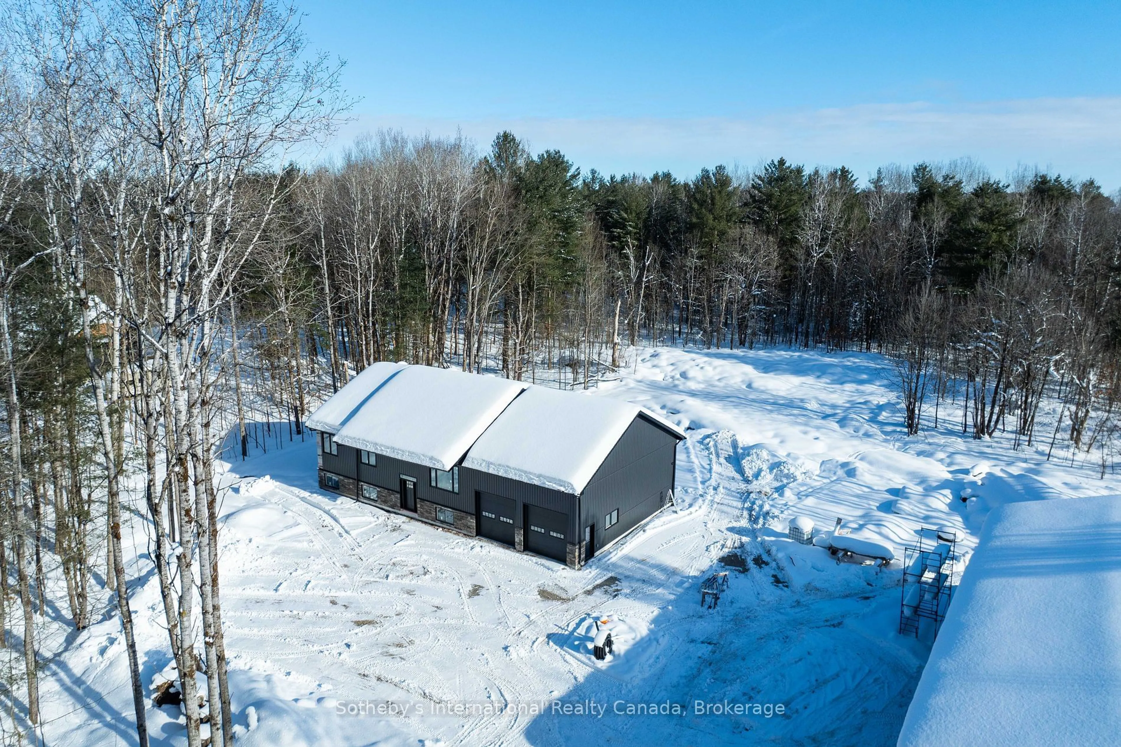 A pic from outside/outdoor area/front of a property/back of a property/a pic from drone, unknown for 1094 Laidlaw Ave, Gravenhurst Ontario L0K 2B0