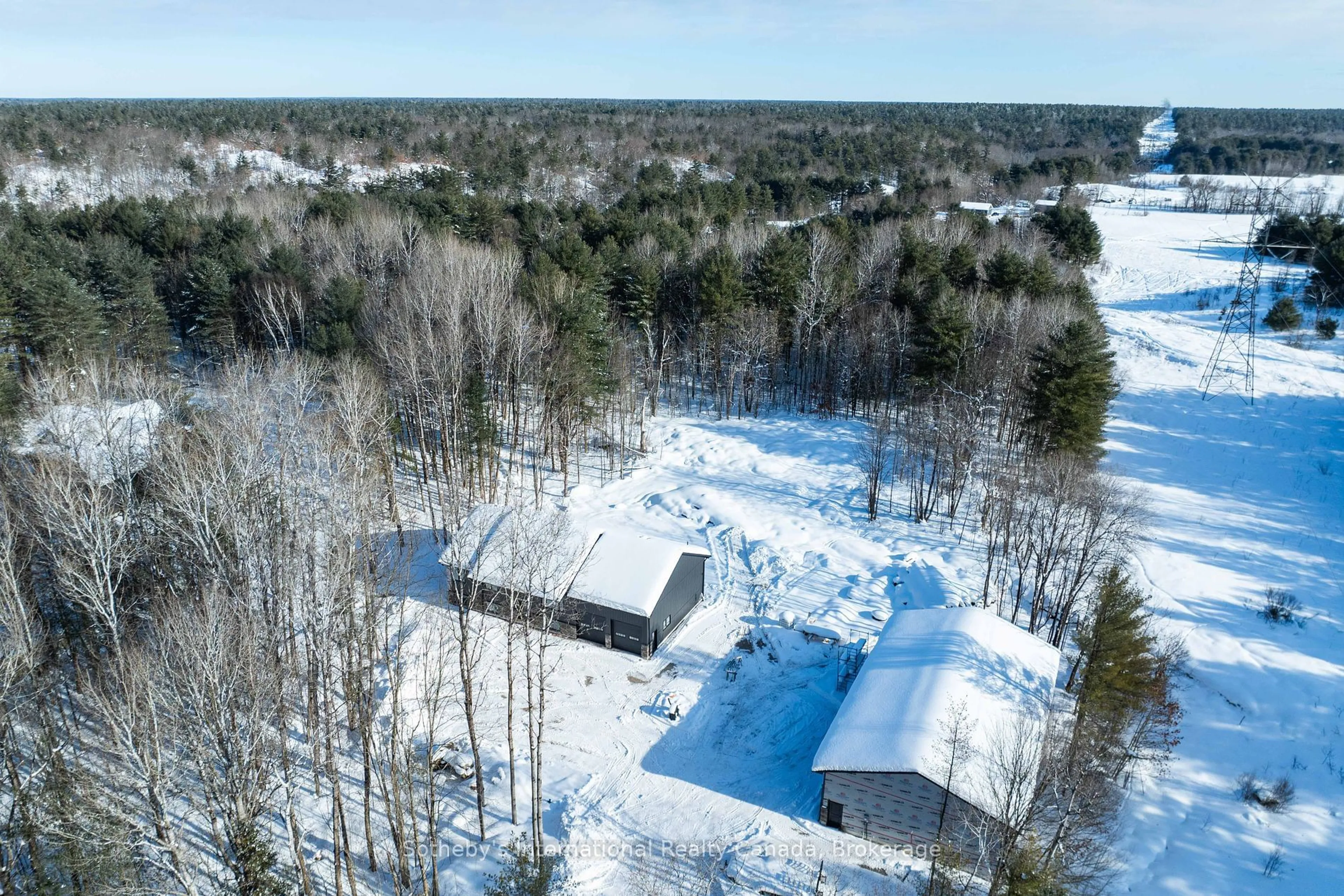 A pic from outside/outdoor area/front of a property/back of a property/a pic from drone, water/lake/river/ocean view for 1094 Laidlaw Ave, Gravenhurst Ontario L0K 2B0