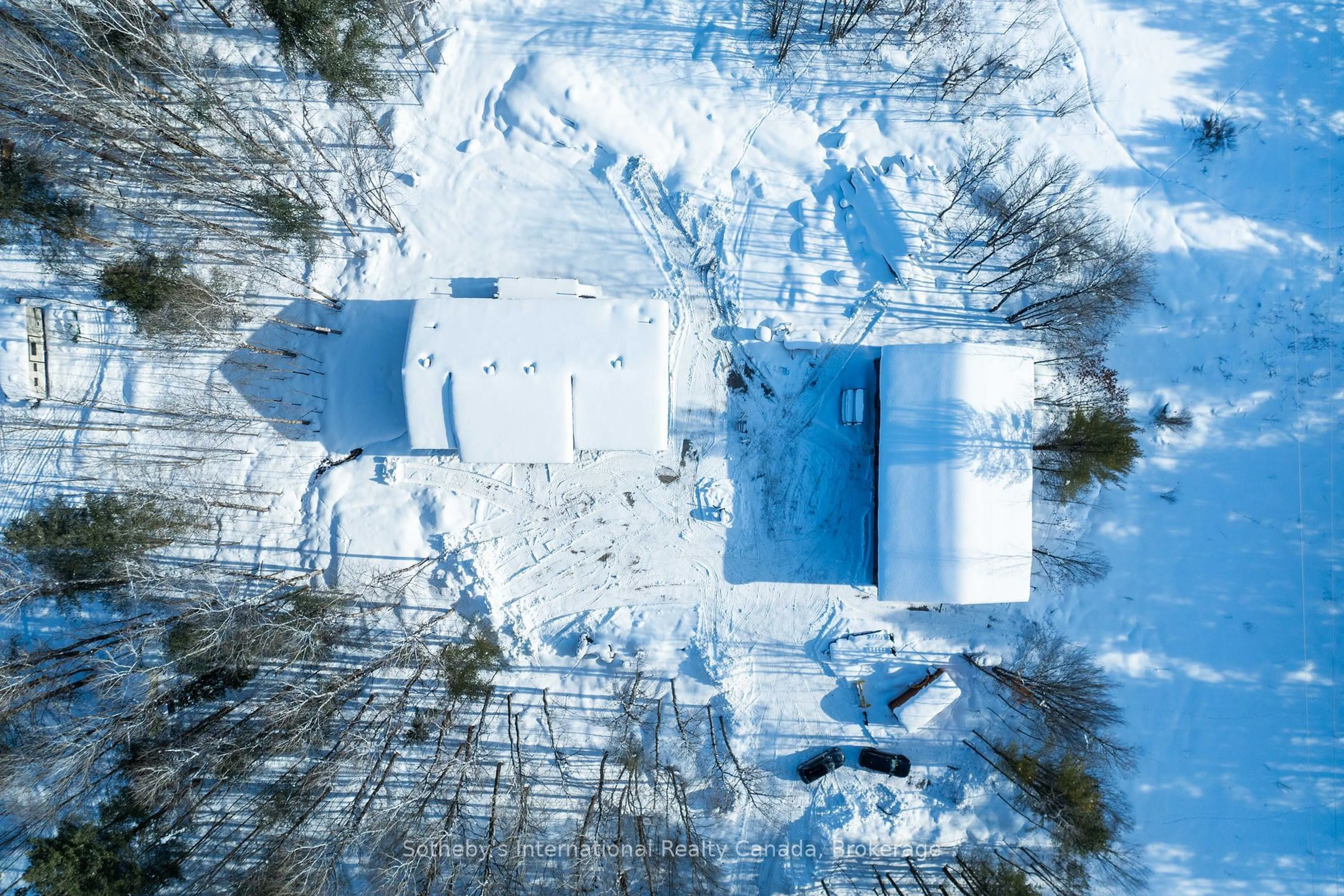 A pic from outside/outdoor area/front of a property/back of a property/a pic from drone, building for 1094 Laidlaw Ave, Gravenhurst Ontario L0K 2B0