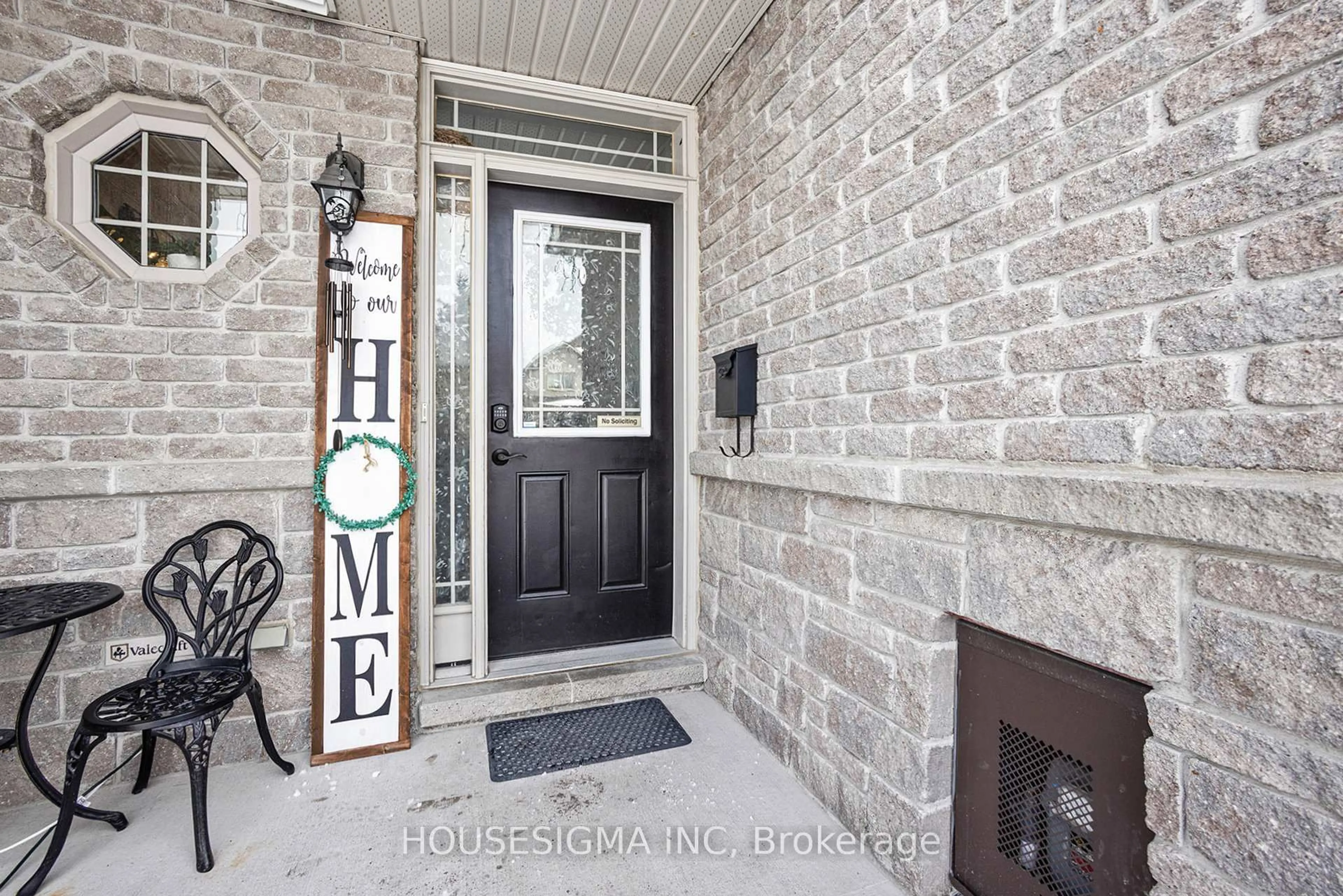 Indoor entryway for 739 Regiment Ave, Kanata Ontario K2M 0E6