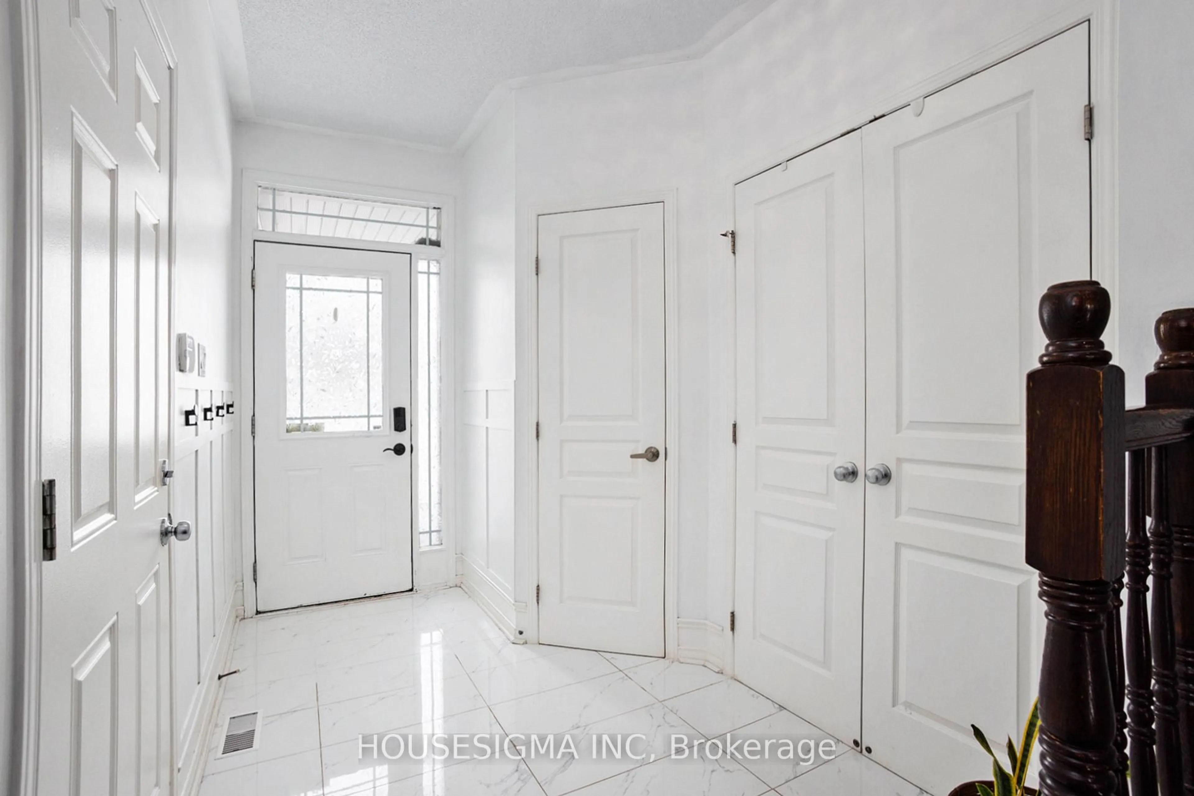 Indoor entryway for 739 Regiment Ave, Kanata Ontario K2M 0E6