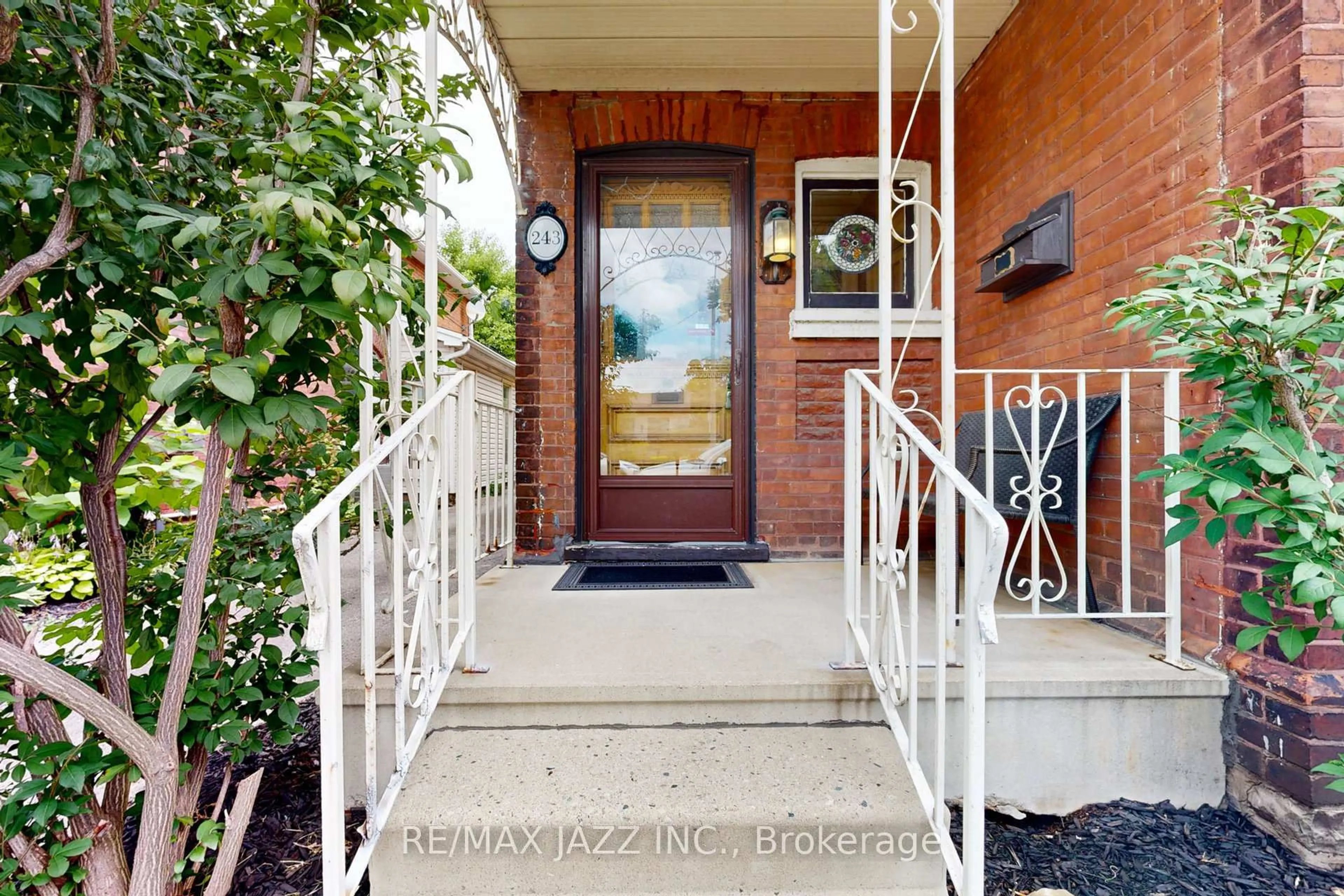 Indoor entryway for 243 Brant Ave, Brantford Ontario N3T 3J4