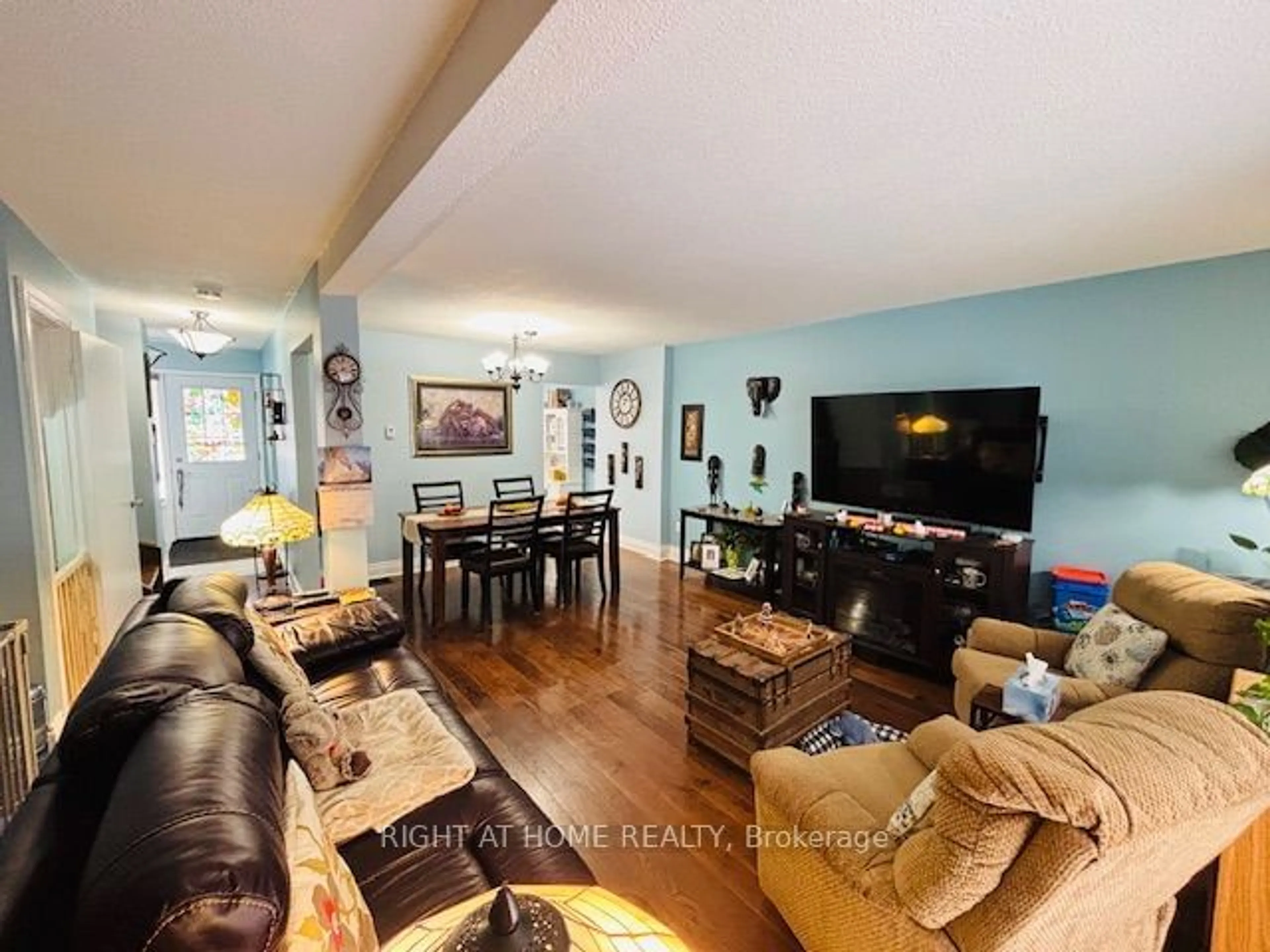 Living room with furniture, unknown for 740 CHAMBERLAIN St #20, Peterborough Ontario K9J 4M3