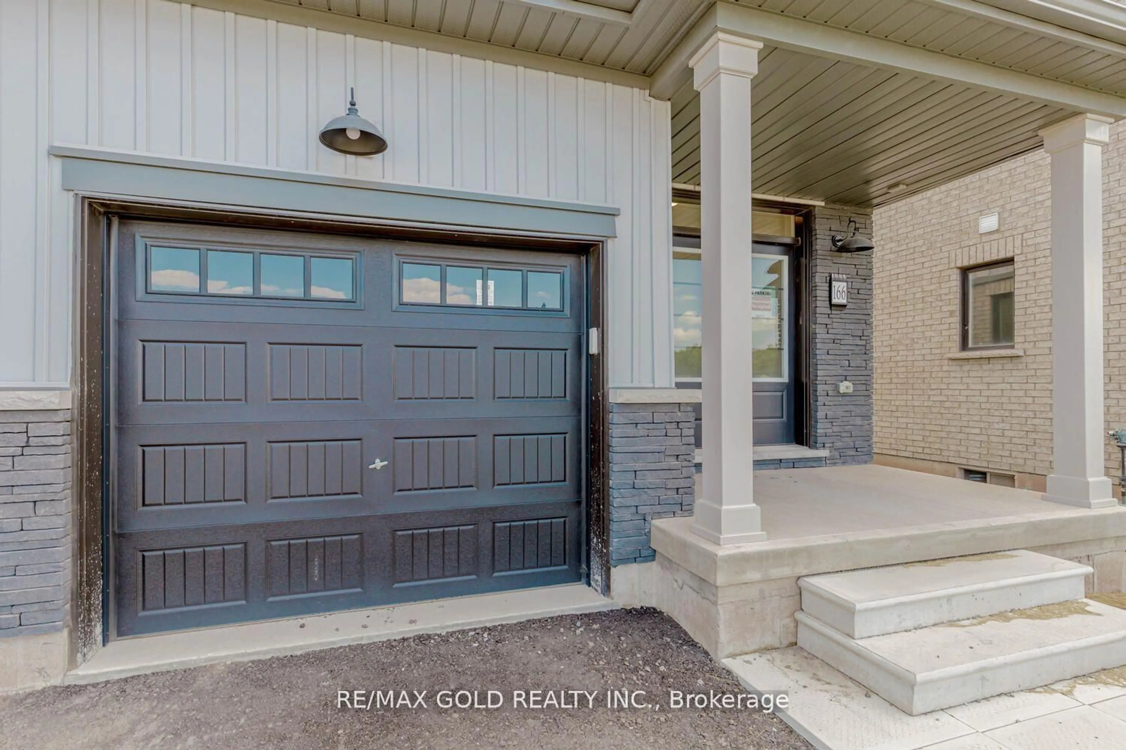 Indoor entryway for 166 Eastbridge Ave, Welland Ontario L3B 0M2