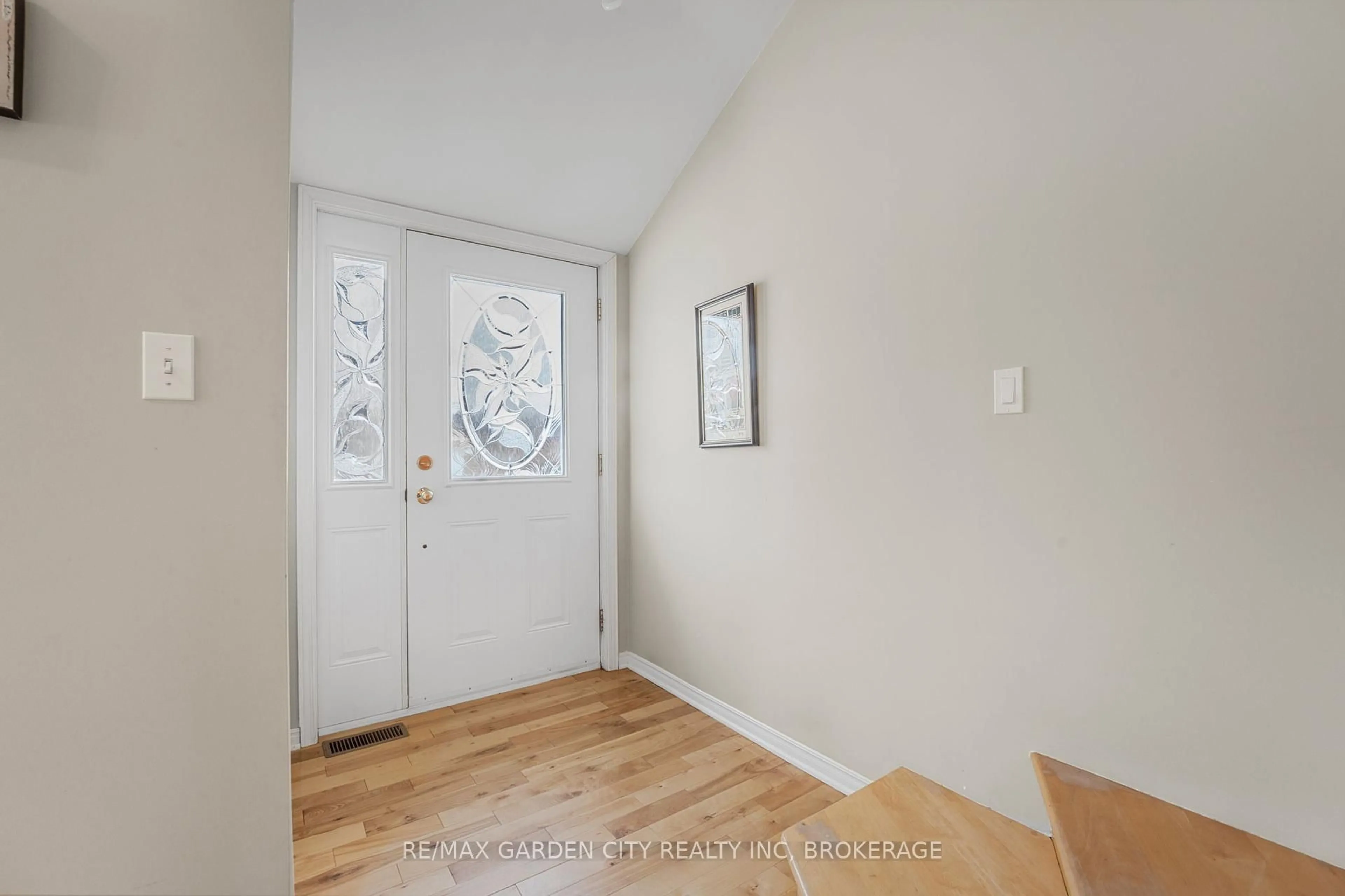 Indoor entryway for 111 Green Pointe Dr, Welland Ontario L3C 6Y5