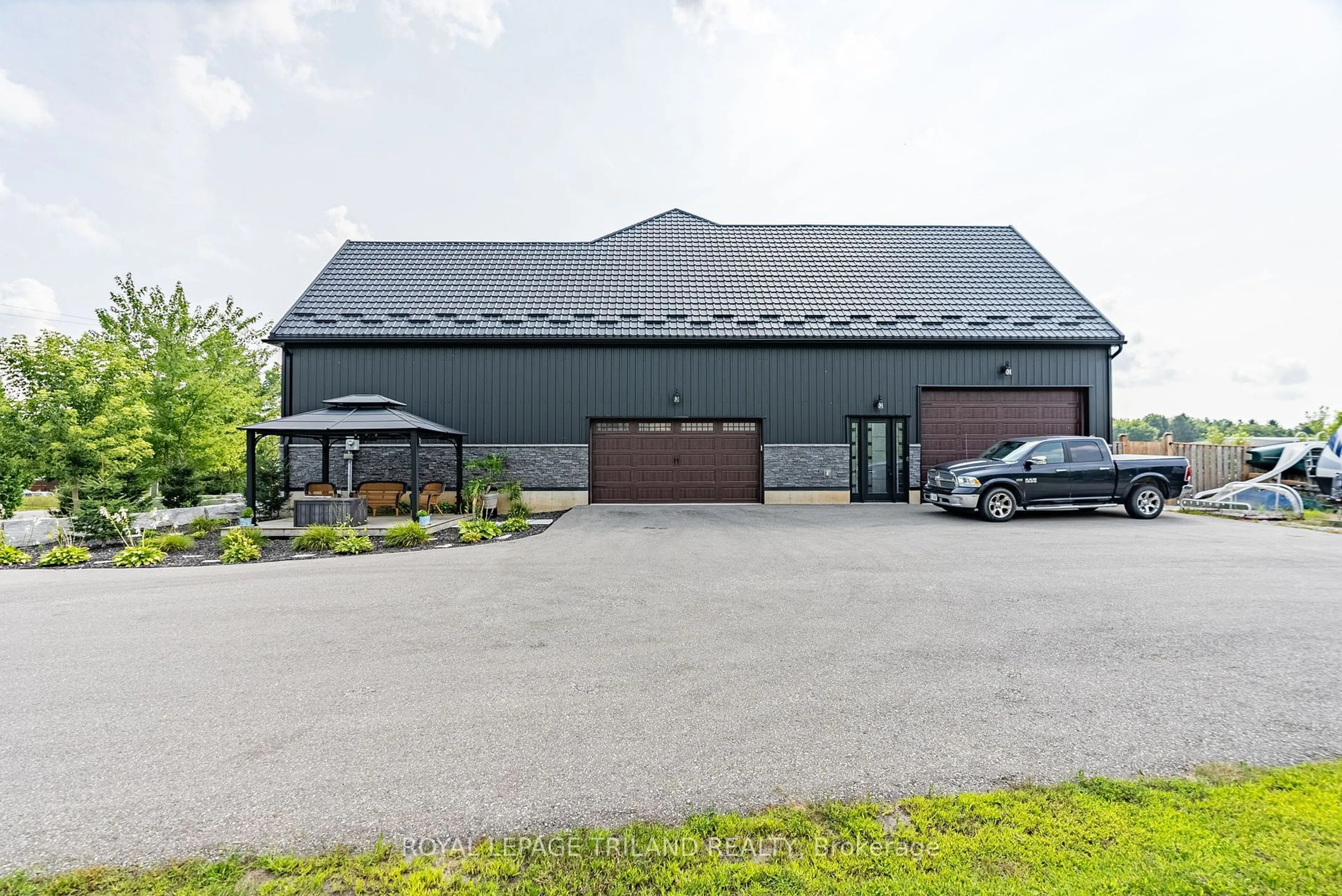 Indoor garage for 22345 ALLEN Rd, Strathroy-Caradoc Ontario N0L 1W0