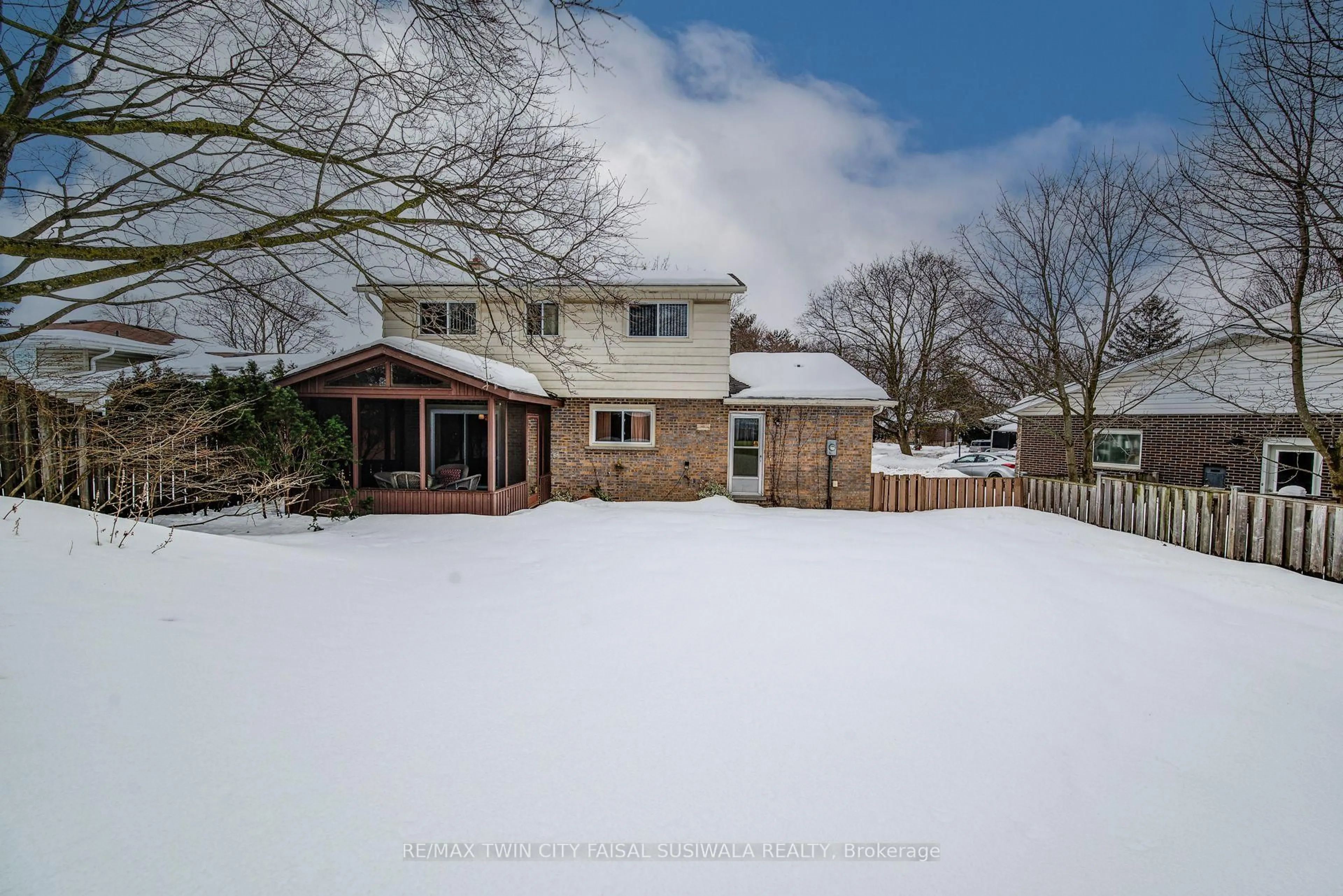 A pic from outside/outdoor area/front of a property/back of a property/a pic from drone, street for 21 Crestwood Dr, Cambridge Ontario N1S 3N8