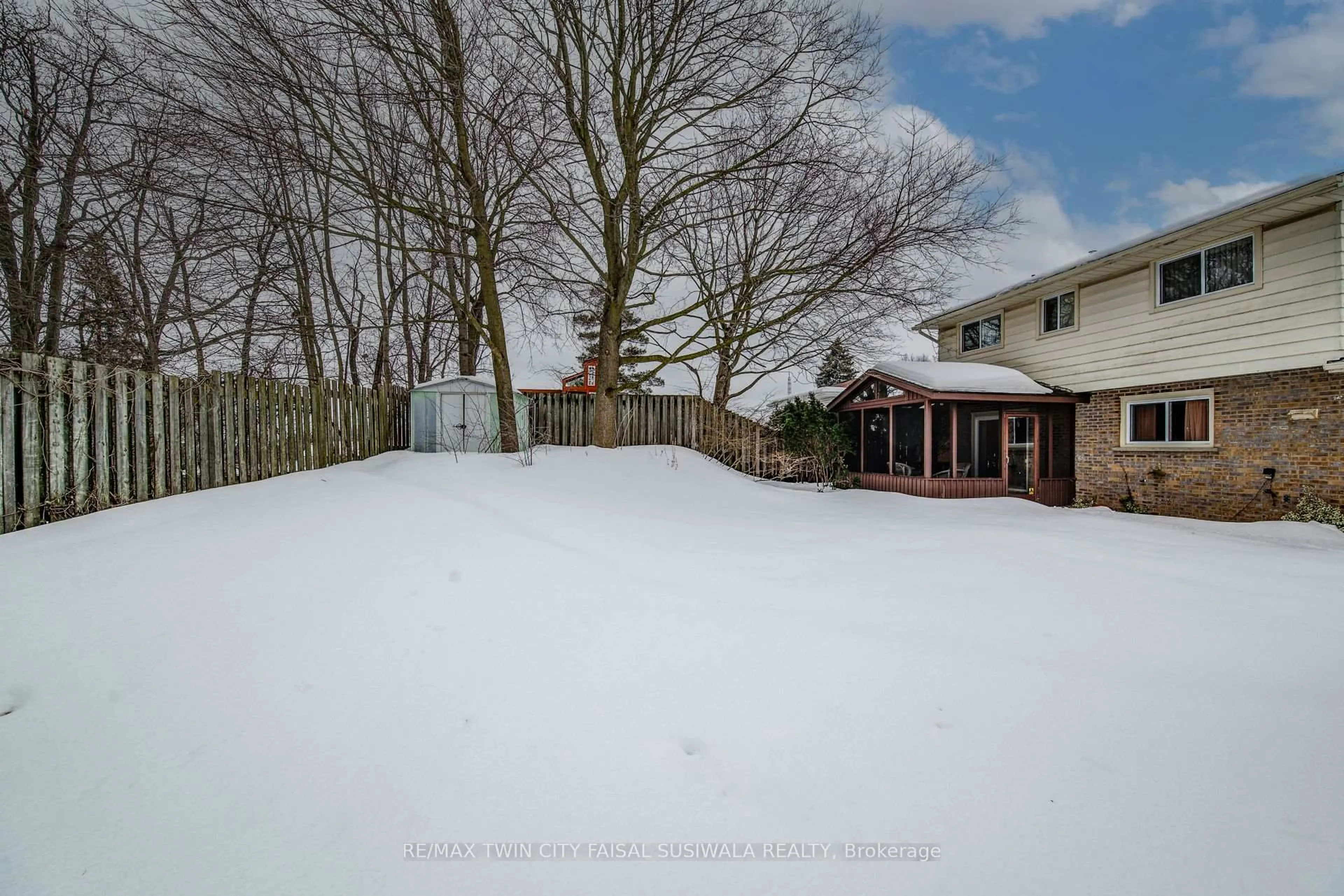 A pic from outside/outdoor area/front of a property/back of a property/a pic from drone, unknown for 21 Crestwood Dr, Cambridge Ontario N1S 3N8