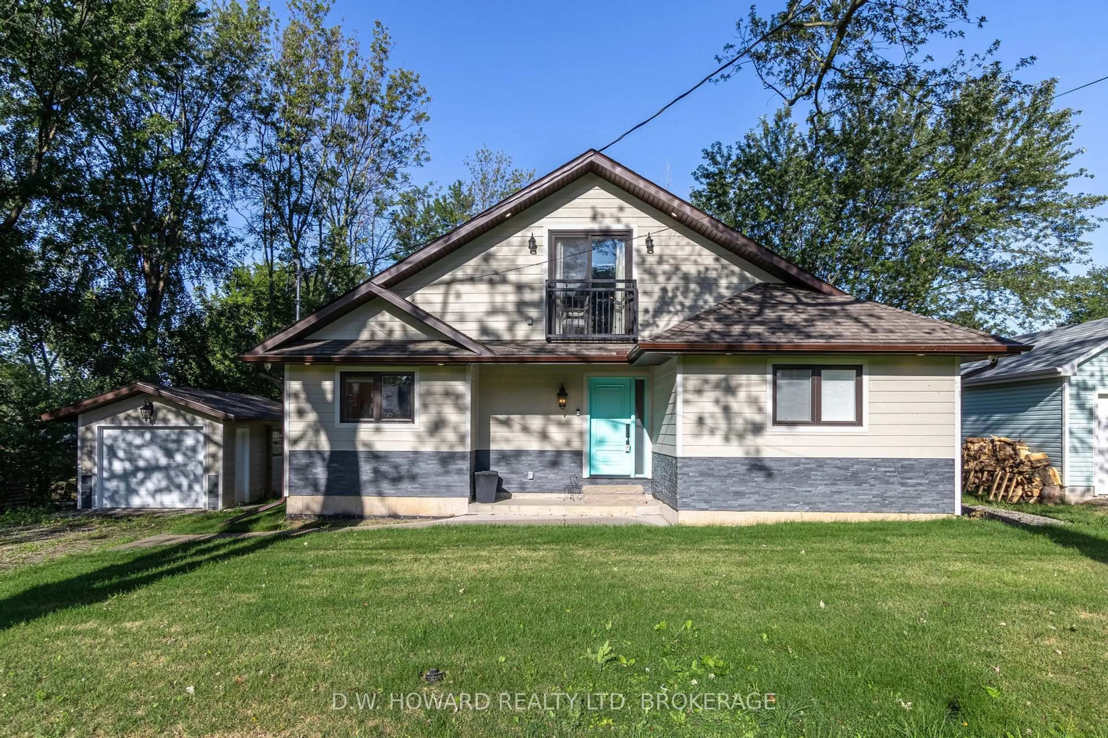 A pic from outside/outdoor area/front of a property/back of a property/a pic from drone, street for 145 BEECHWOOD Ave, Fort Erie Ontario L0S 1B0