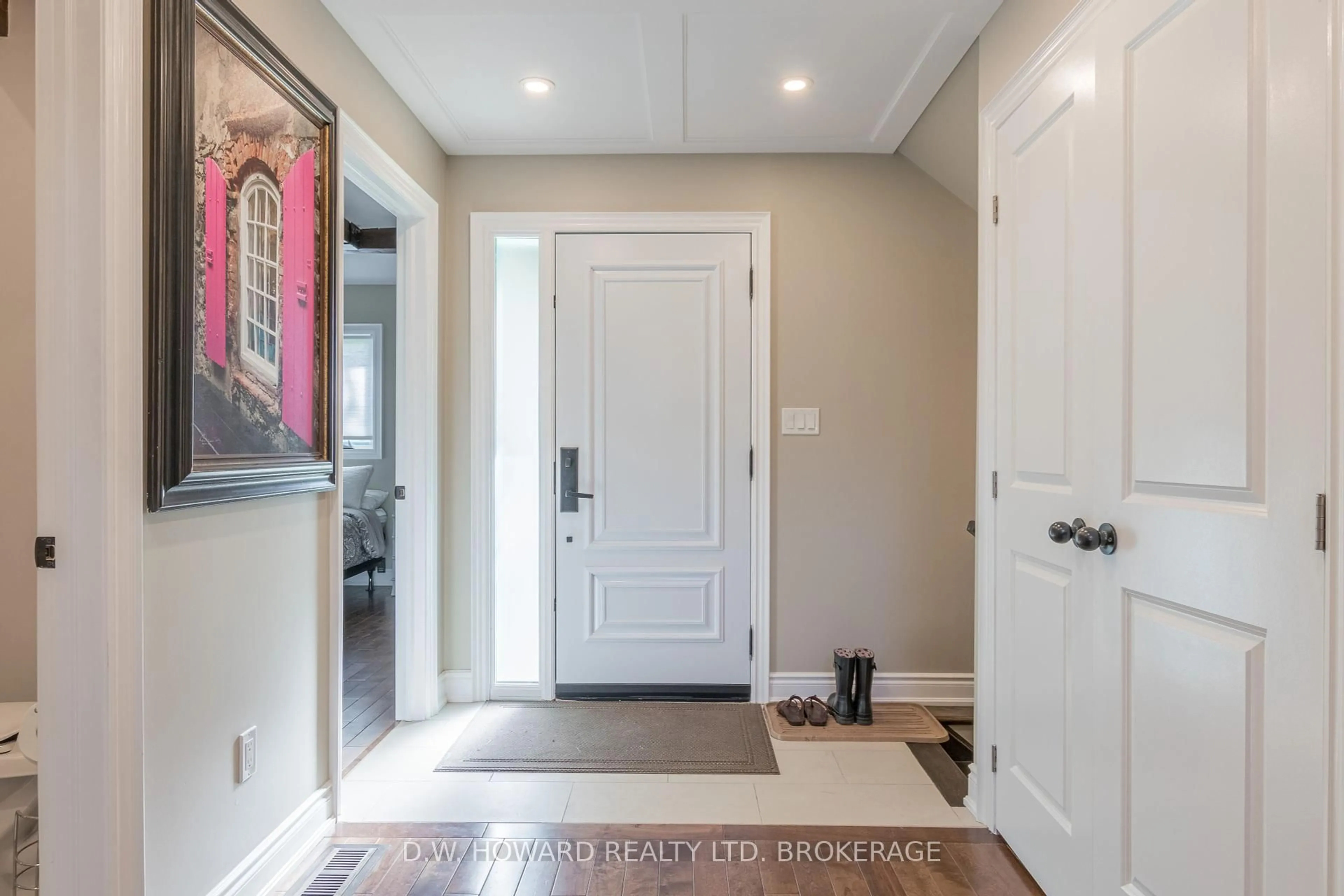 Indoor entryway for 145 BEECHWOOD Ave, Fort Erie Ontario L0S 1B0
