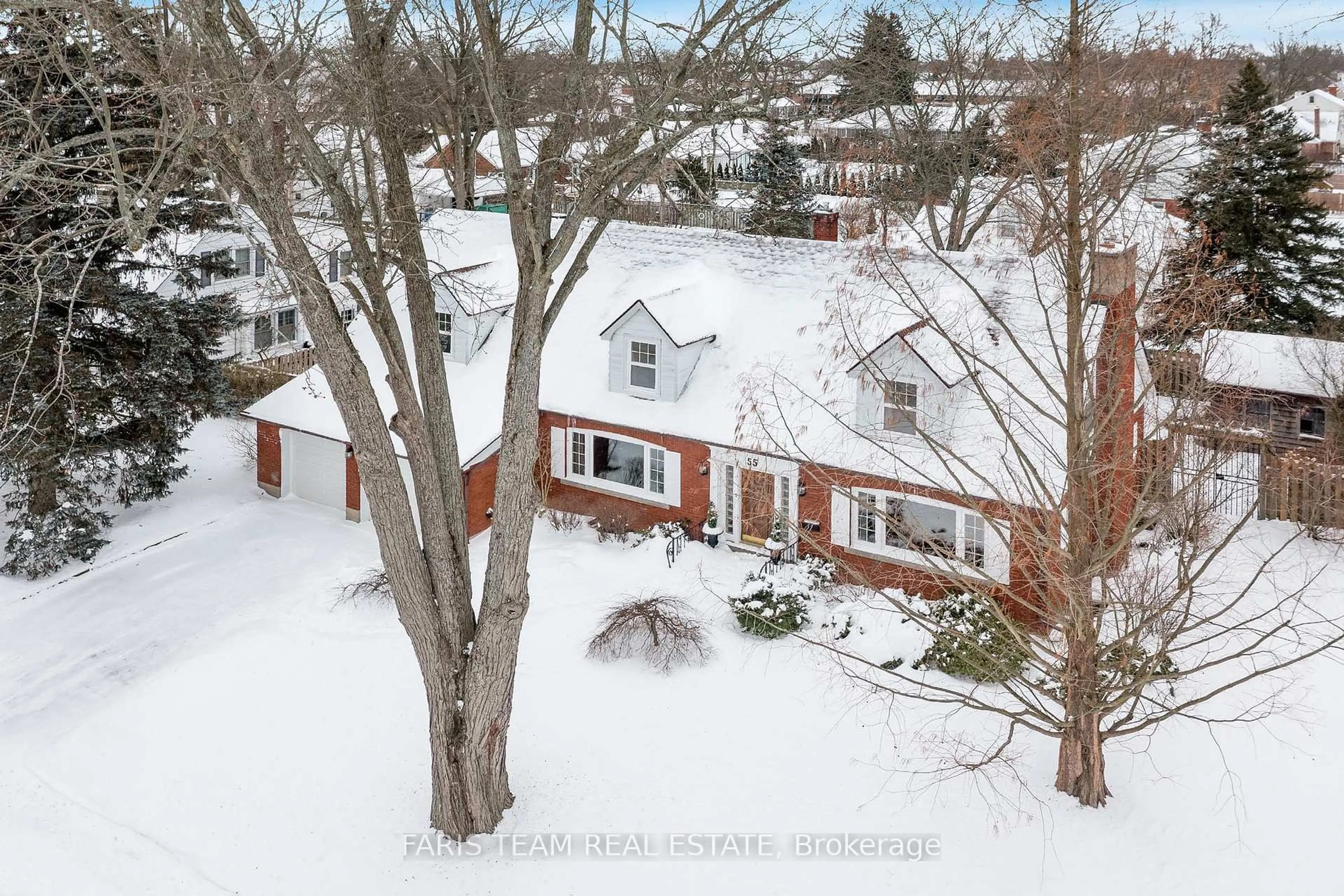 A pic from outside/outdoor area/front of a property/back of a property/a pic from drone, street for 55 Parkway, Welland Ontario L3C 4C2