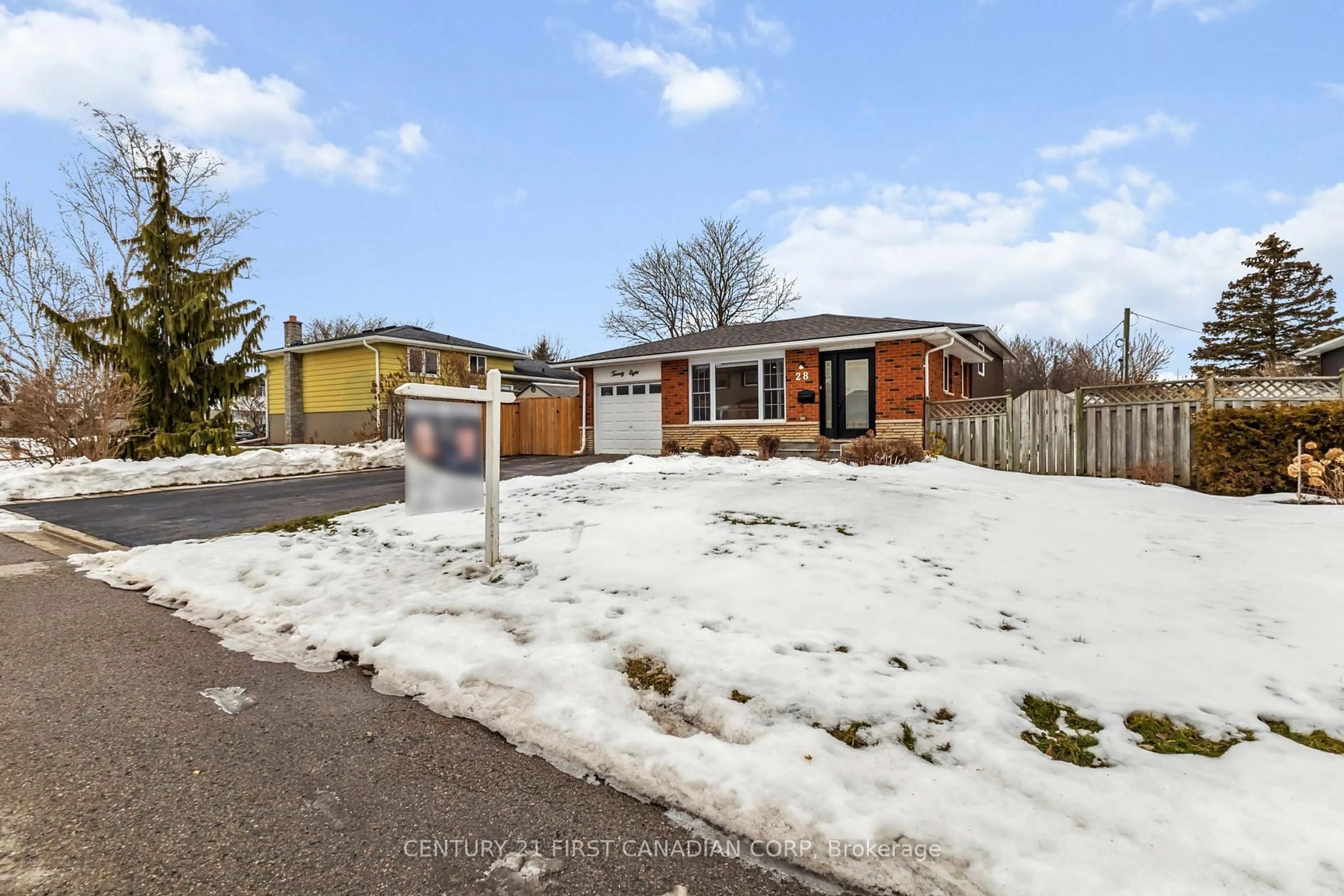 A pic from outside/outdoor area/front of a property/back of a property/a pic from drone, street for 28 Warren Cres, St. Thomas Ontario N5P 3Y9