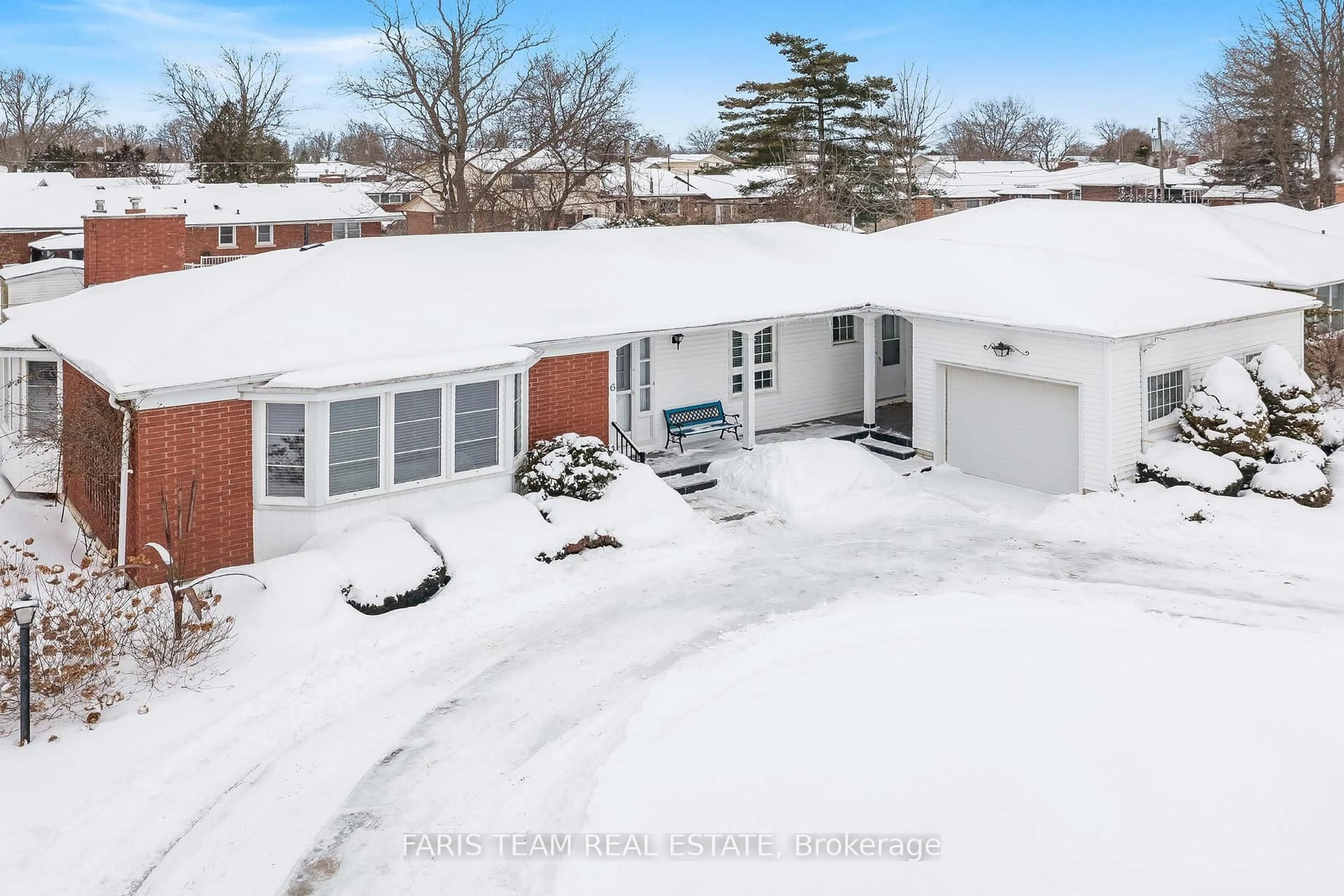 A pic from outside/outdoor area/front of a property/back of a property/a pic from drone, street for 6 Glendale Dr, Welland Ontario L3C 4Y6