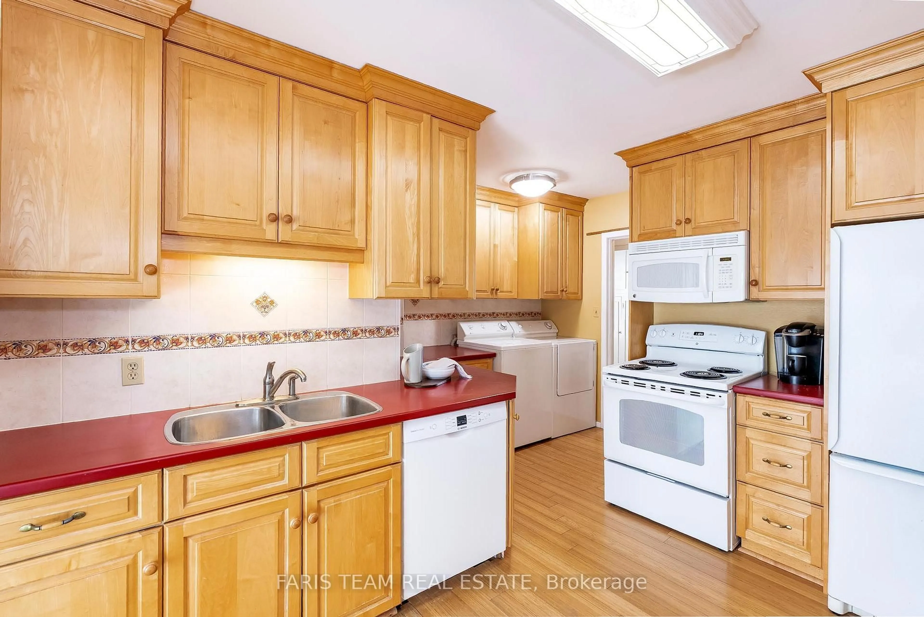 Standard kitchen, unknown for 6 Glendale Dr, Welland Ontario L3C 4Y6