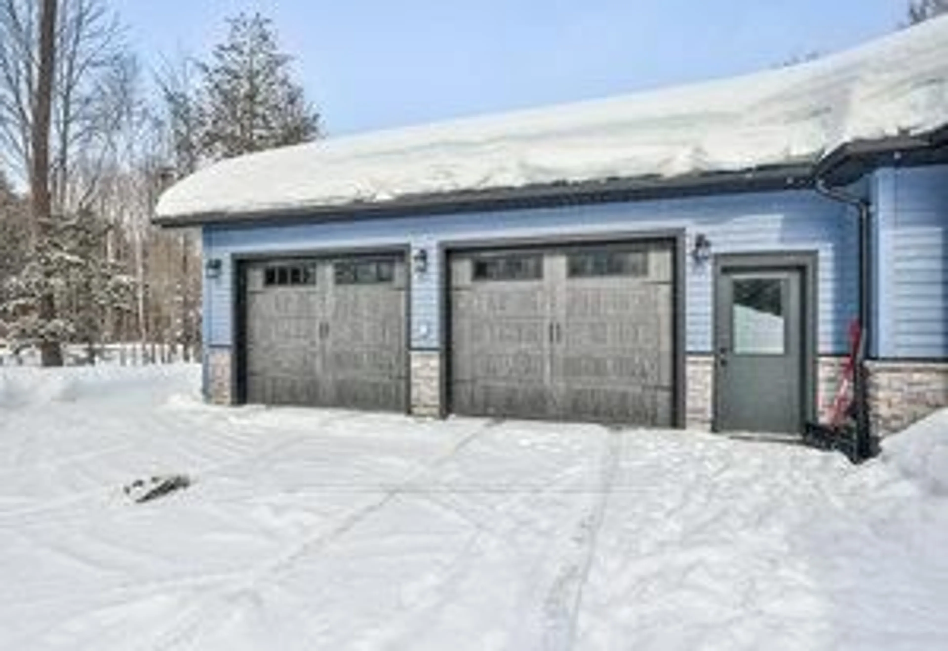 Indoor garage for 1068 Xavier St, Gravenhurst Ontario P0E 1G0