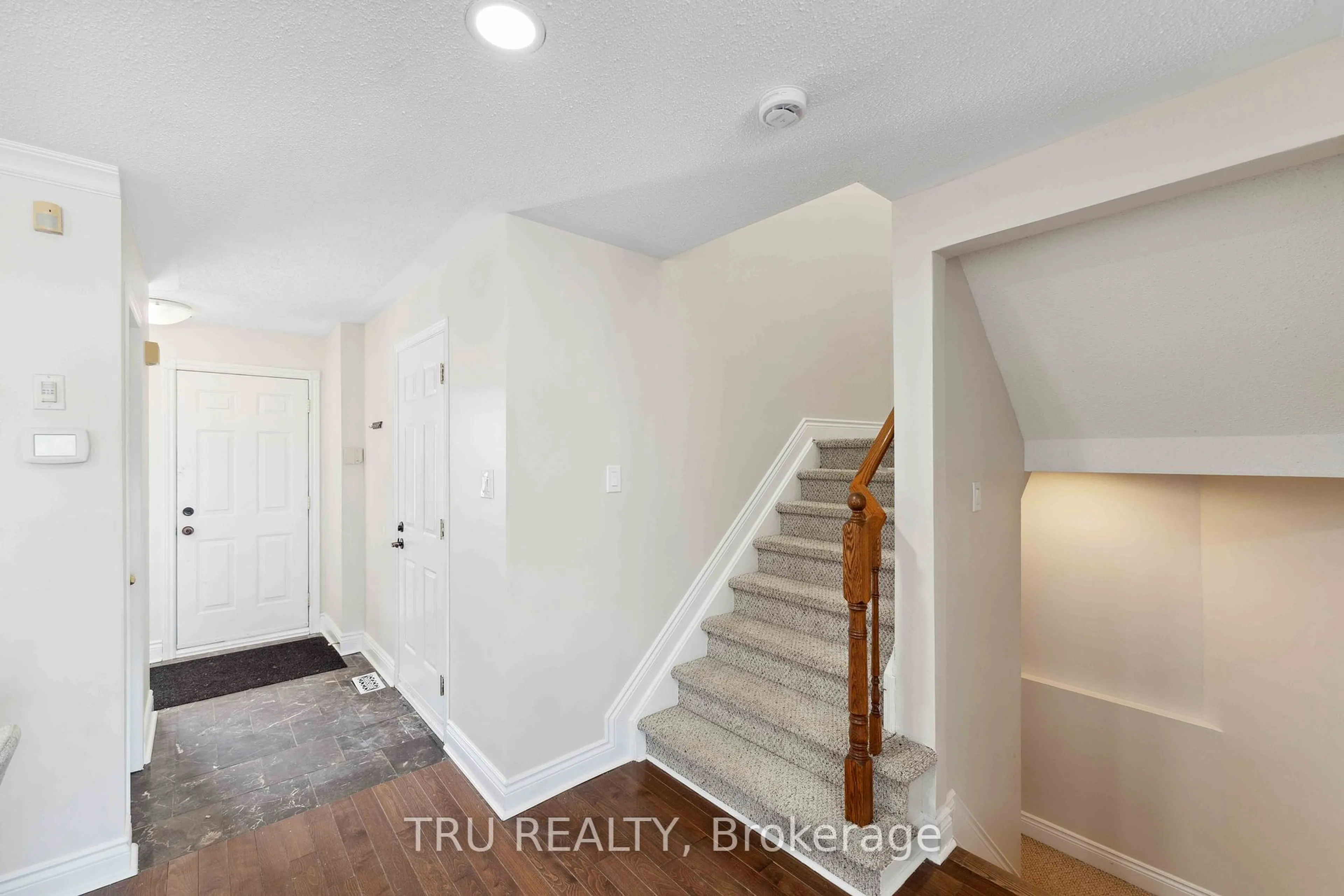 Indoor entryway for 35 Helmsdale Dr, Kanata Ontario K2K 2S2