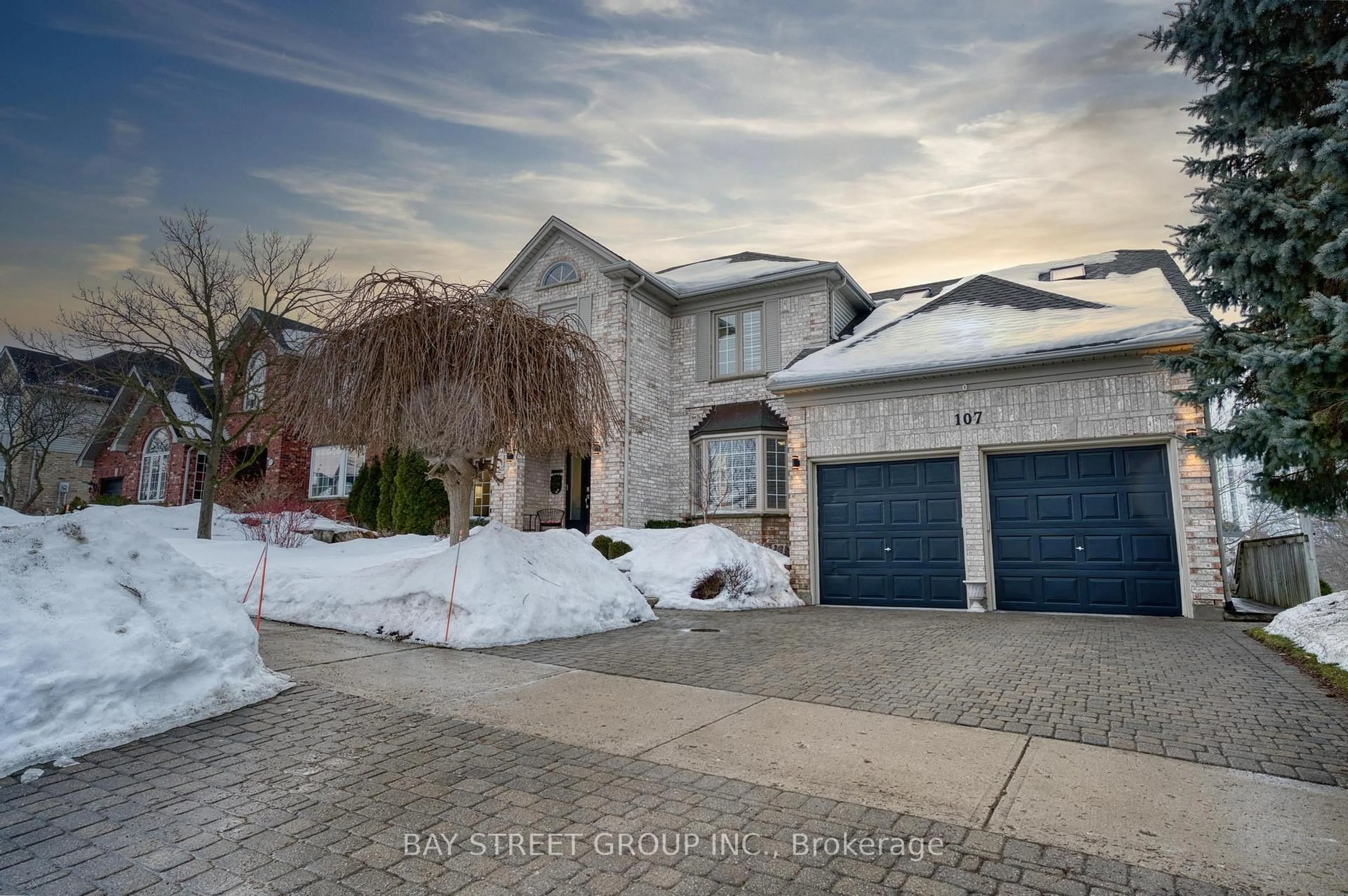 A pic from outside/outdoor area/front of a property/back of a property/a pic from drone, street for 107 GLENRIDGE Cres, London Ontario N6G 4X9