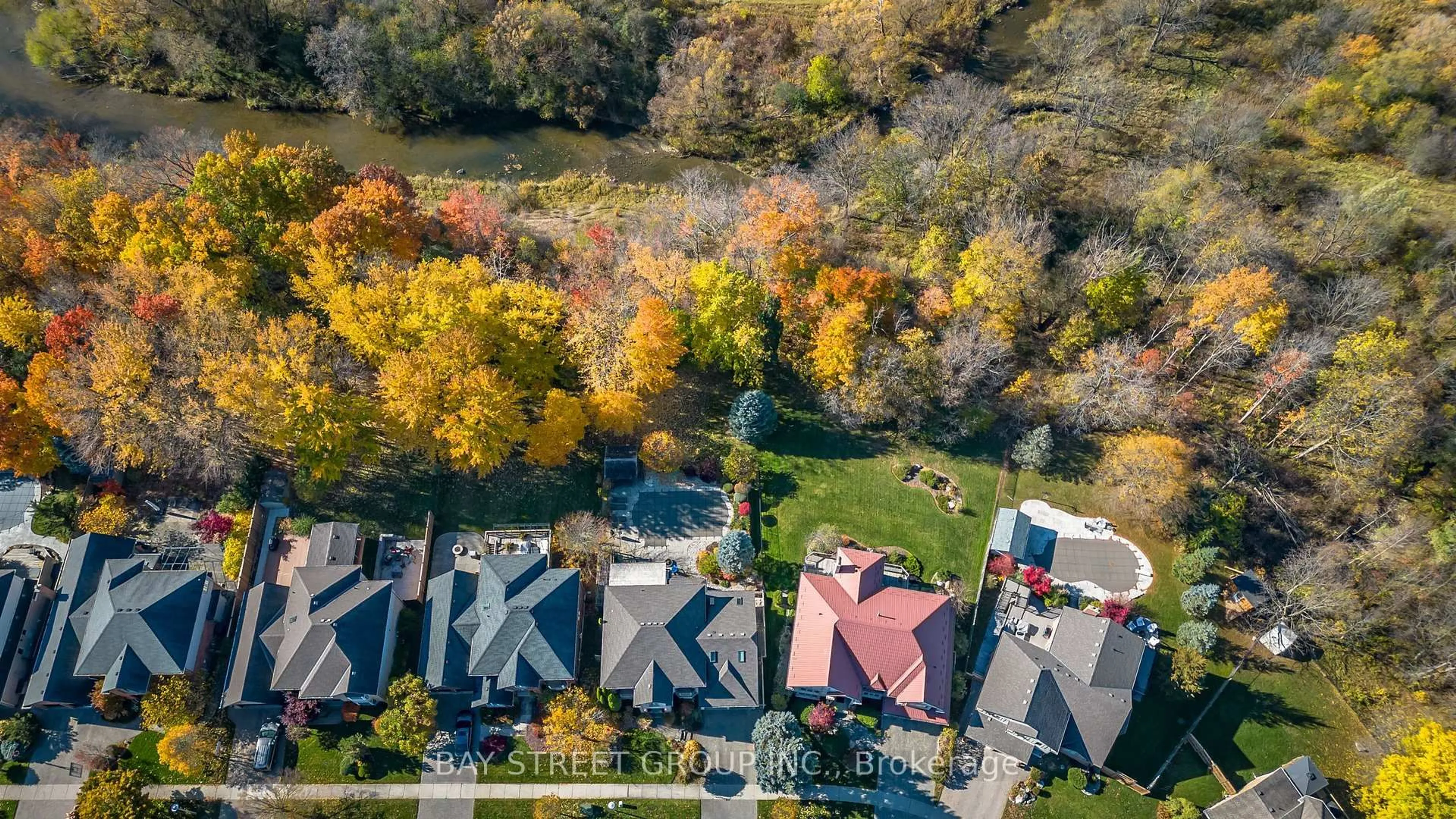 A pic from outside/outdoor area/front of a property/back of a property/a pic from drone, unknown for 107 GLENRIDGE Cres, London Ontario N6G 4X9