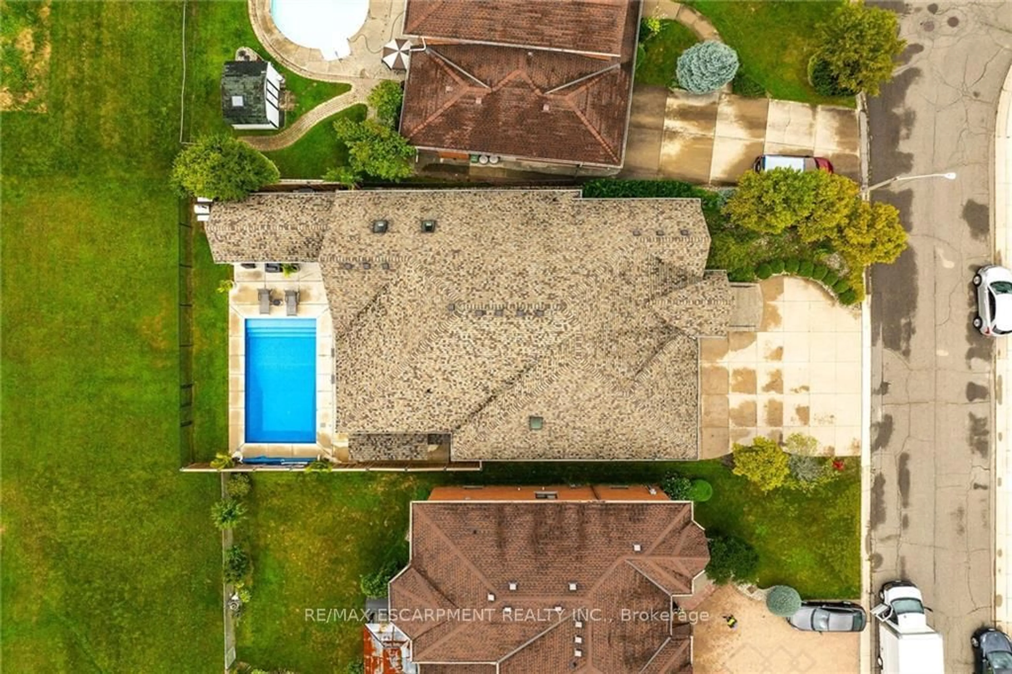 A pic from outside/outdoor area/front of a property/back of a property/a pic from drone, unknown for 117 Christopher Dr, Hamilton Ontario L9B 1G6