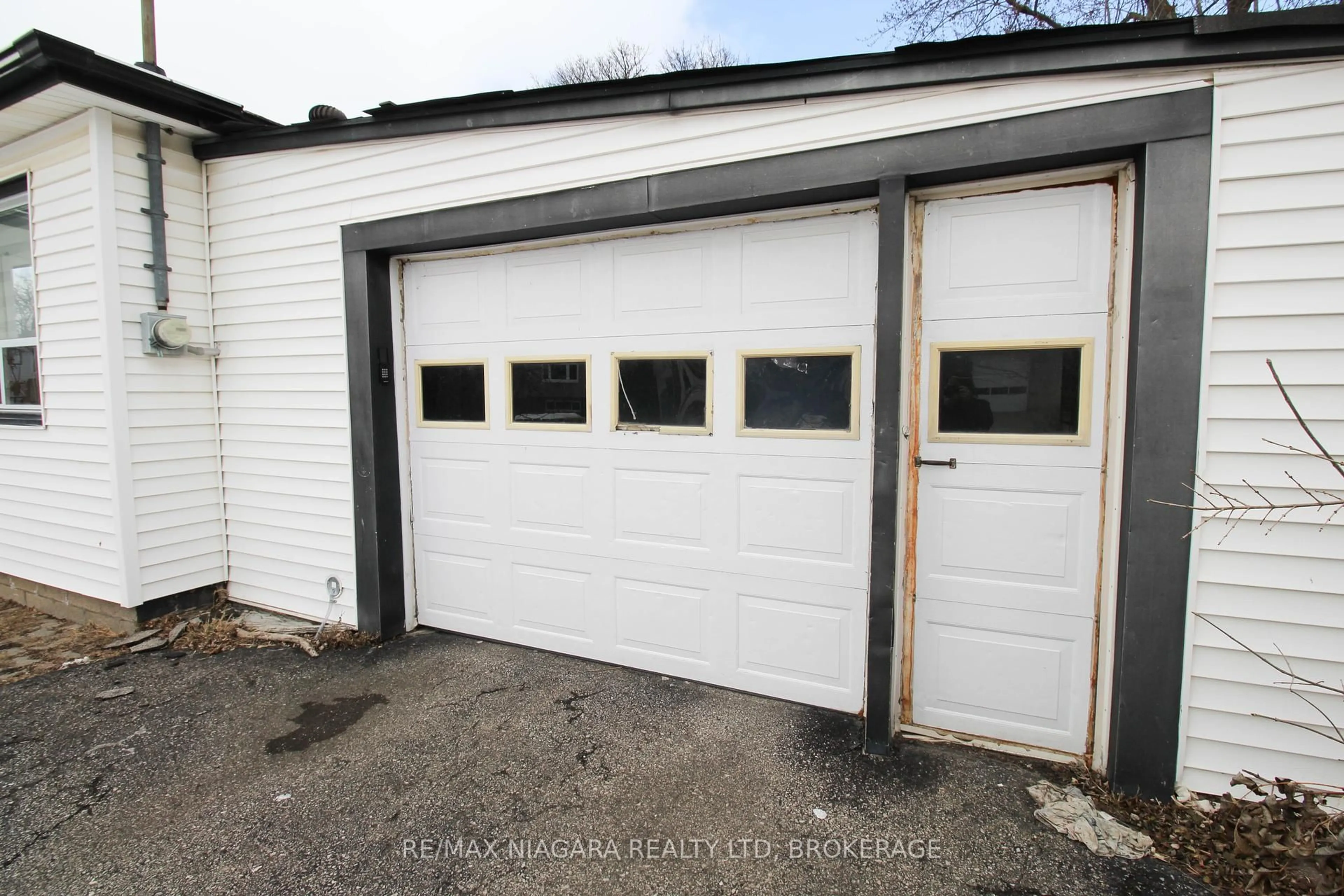 Indoor garage for 9 Inglewood Rd, St. Catharines Ontario L2P 2C3