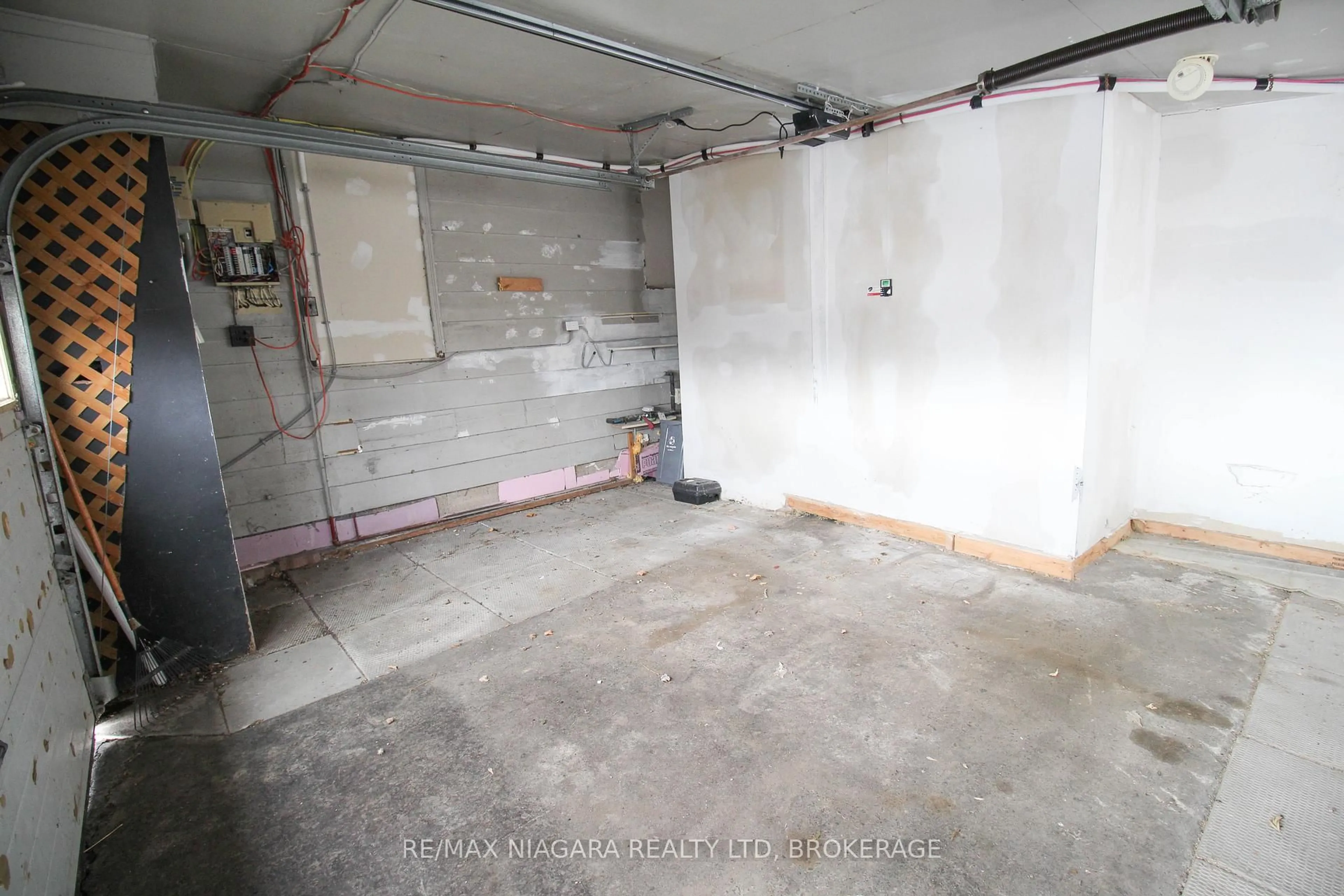 Indoor garage for 9 Inglewood Rd, St. Catharines Ontario L2P 2C3