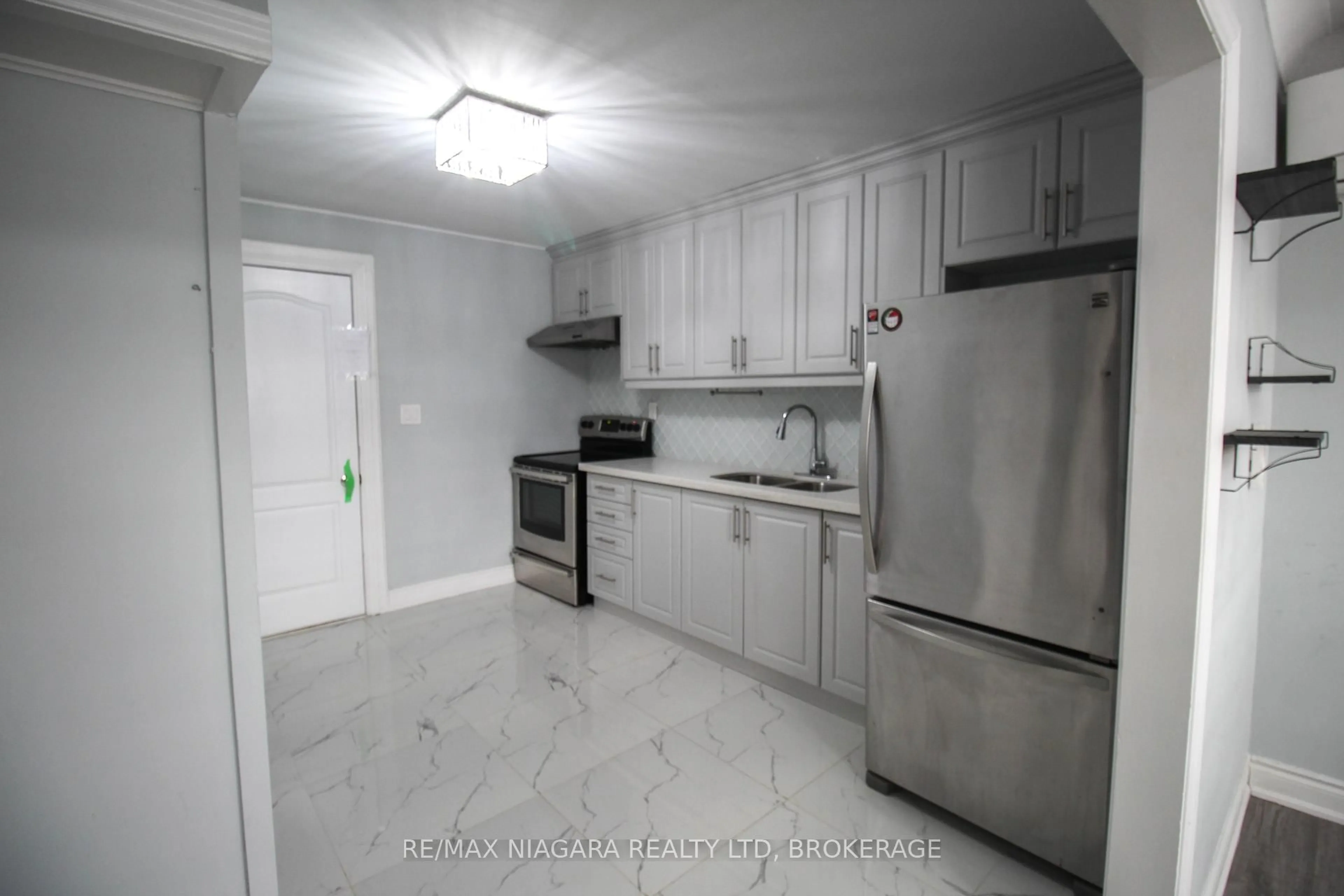 Standard kitchen, ceramic/tile floor for 9 Inglewood Rd, St. Catharines Ontario L2P 2C3