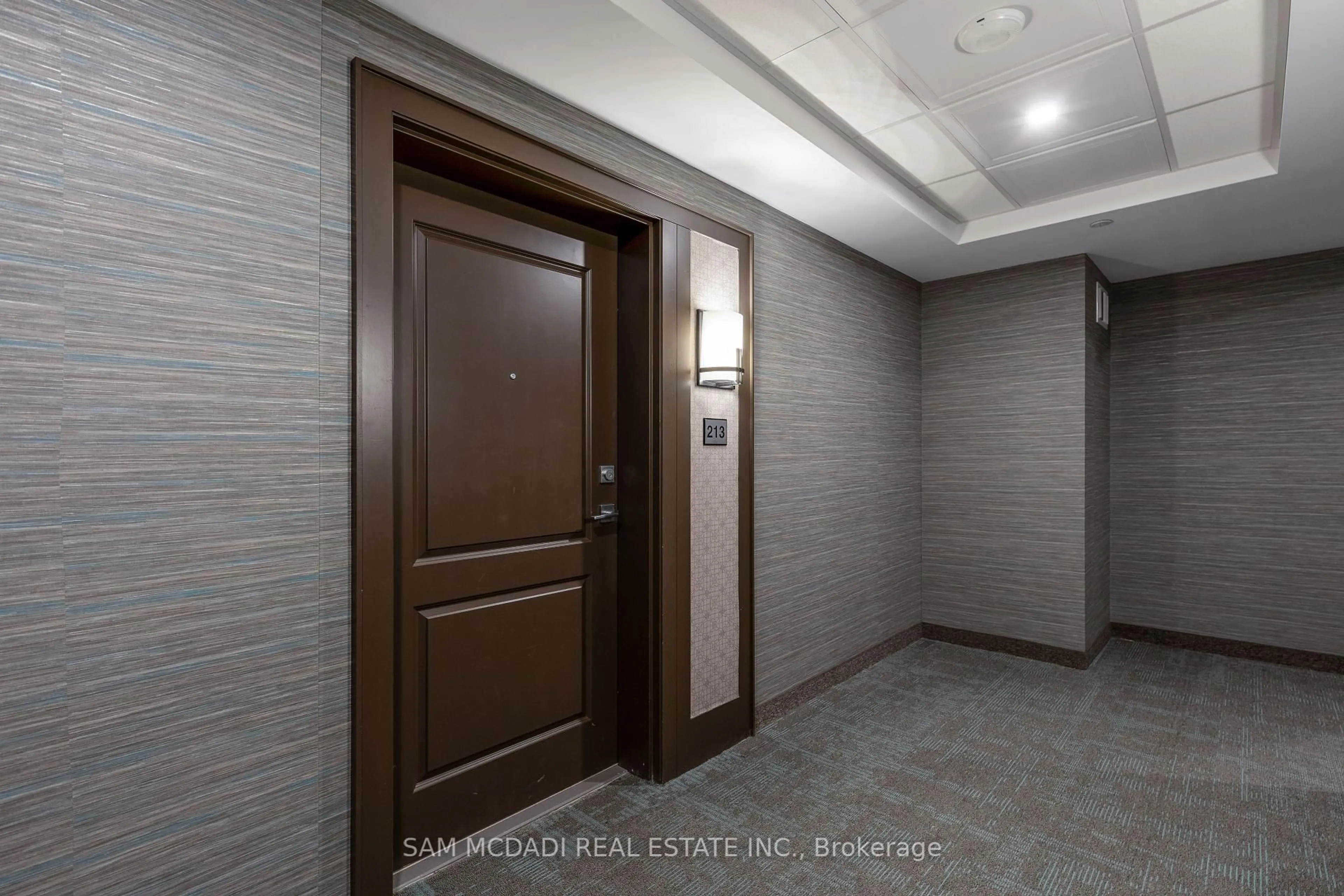 Indoor foyer for 460 Dundas St #213, Hamilton Ontario L8B 2A5