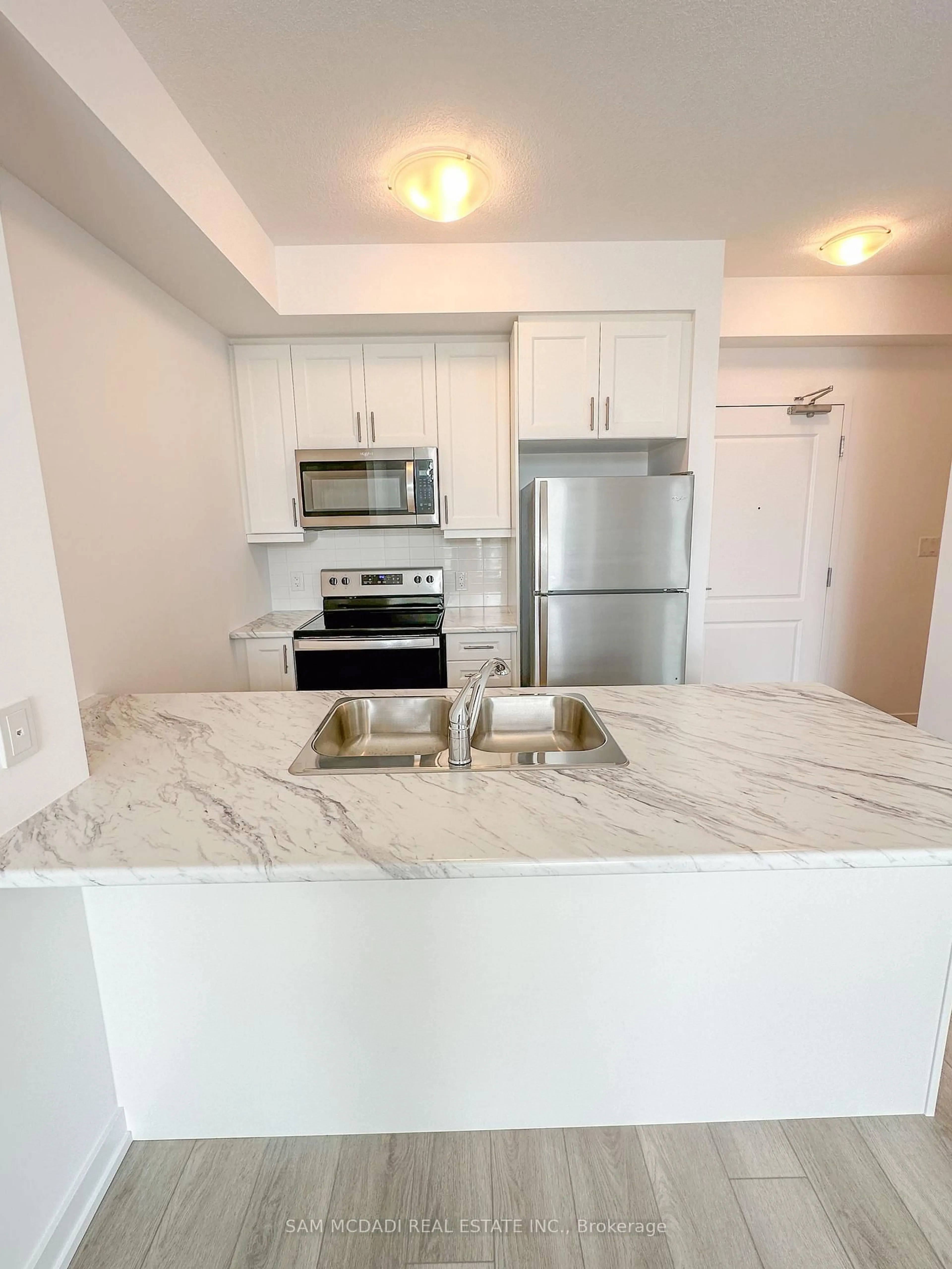 Standard kitchen, unknown for 460 Dundas St #213, Hamilton Ontario L8B 2A5