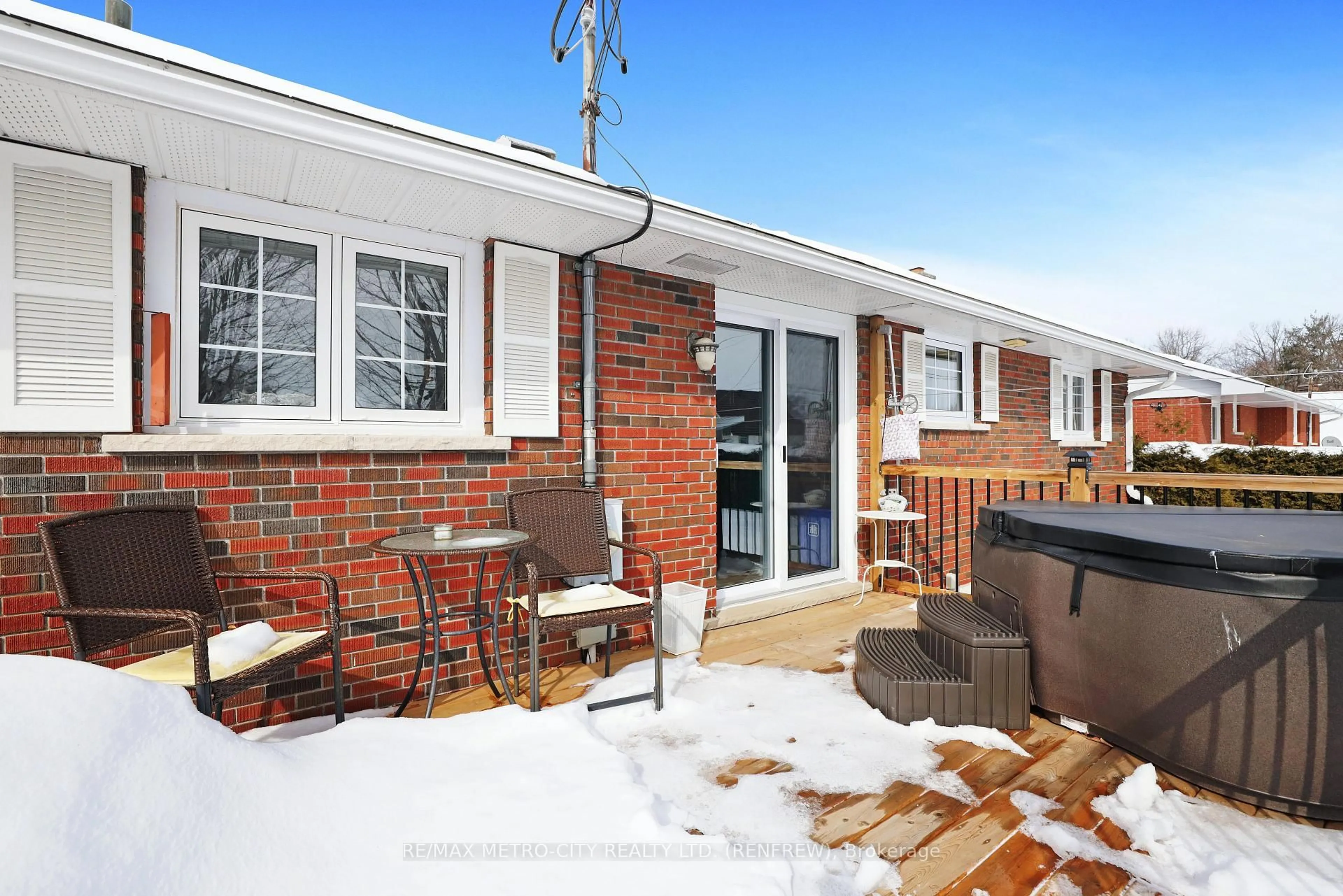 Patio, street for 103 SIMPSON Ave, Renfrew Ontario K7V 2P4